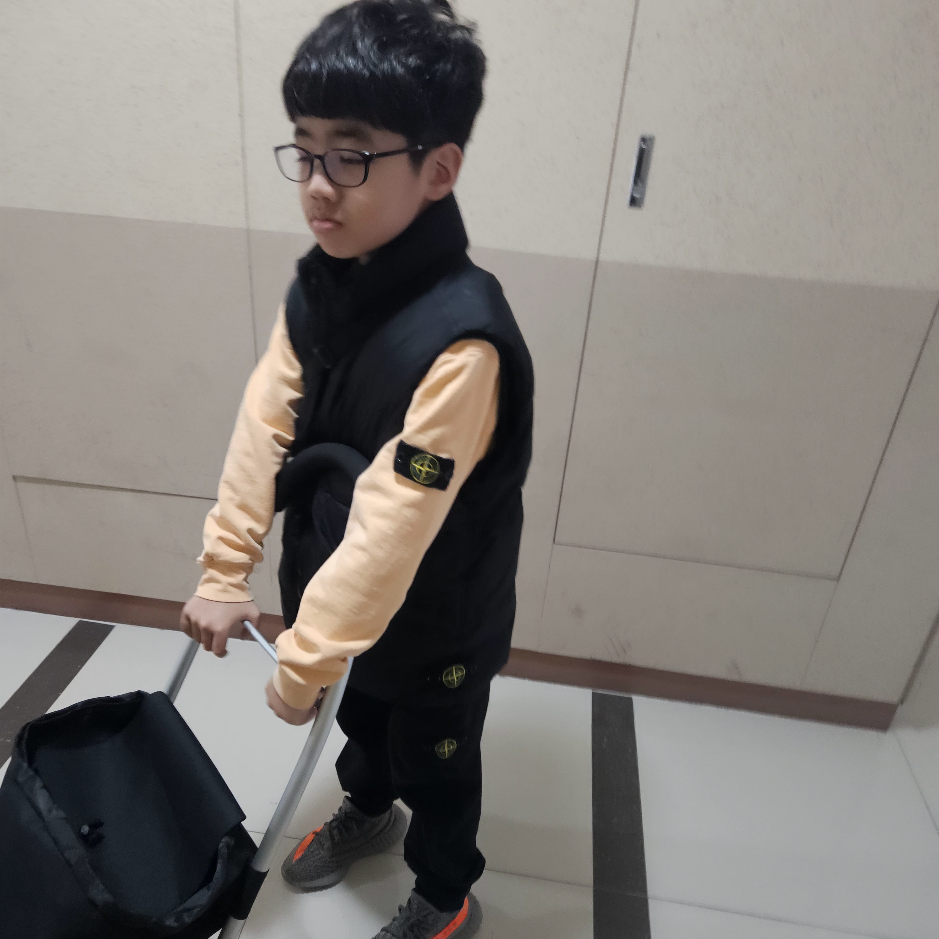 (Kids) Stone Island G0123 Crinkle Reps Recycled Nylon Down Vest Black - 24FW, Adidas Yeezy Boost 350 V2 Beluga - Reflective 착용 스타일 - 3