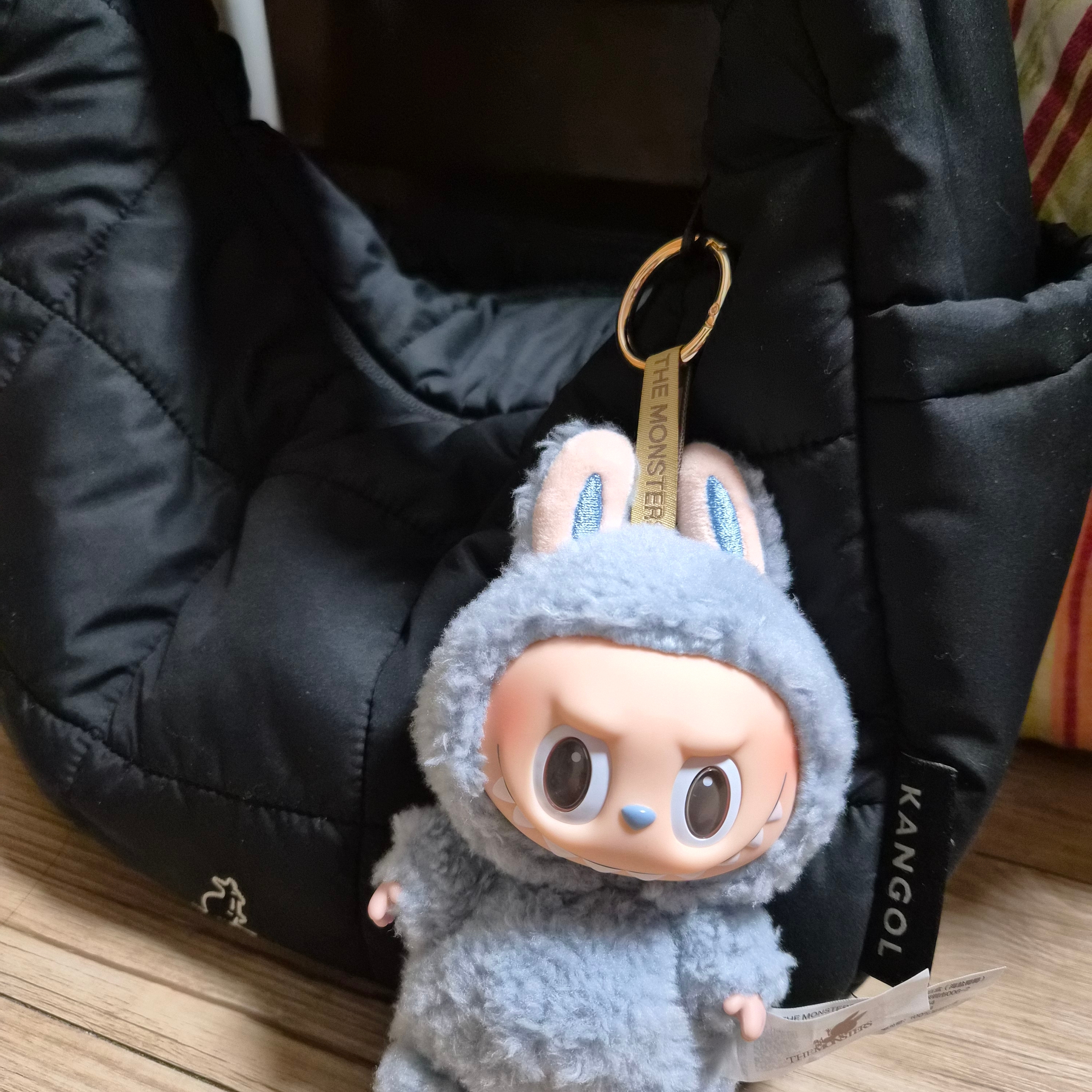 Pop Mart Labubu The Monsters Labubu Tasty Macarons Series Sea Salt Coconut Keyring 착용 스타일 - 1