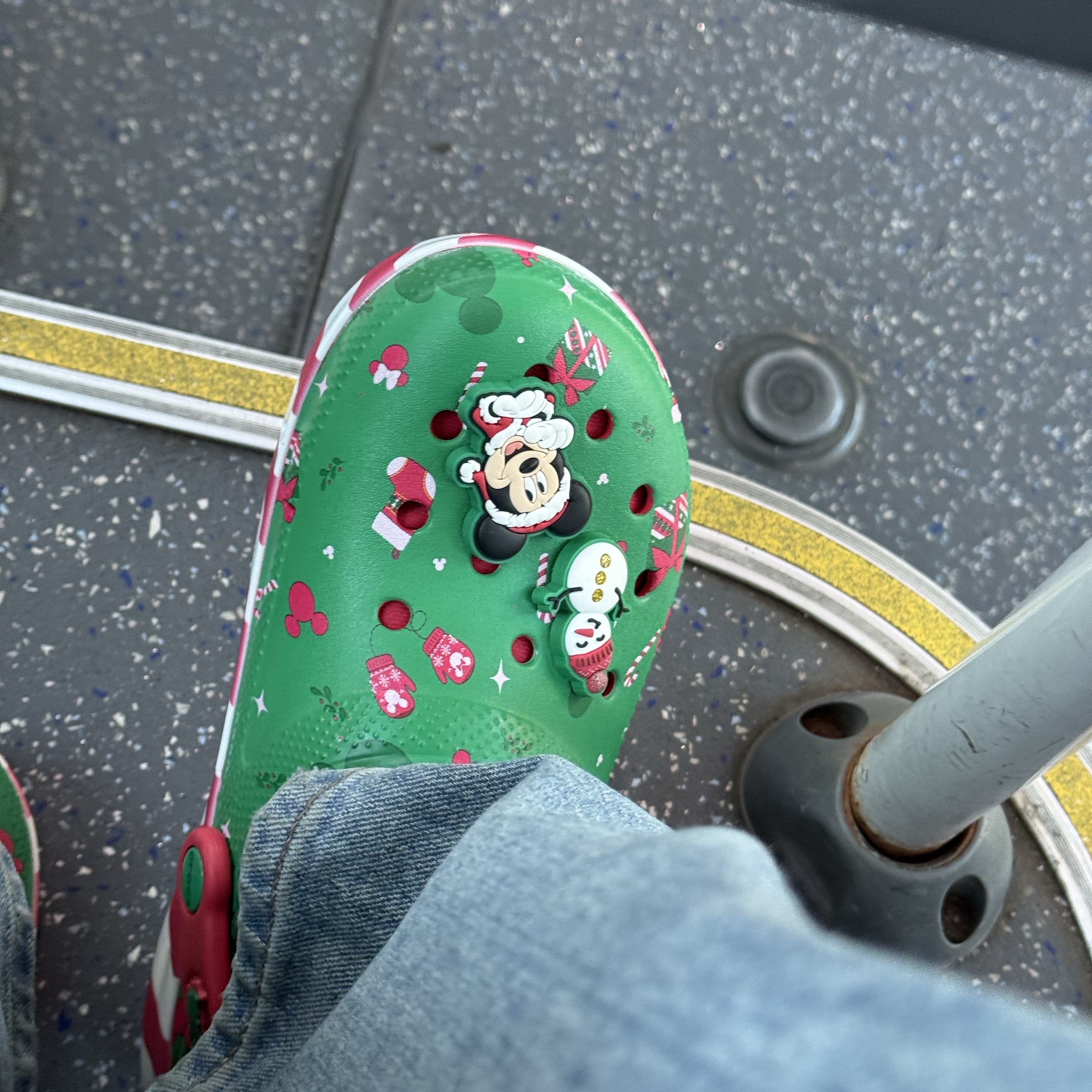 Crocs x Disney Mickey Mouse Classic Lined Clog Multi 착용 스타일 - 2