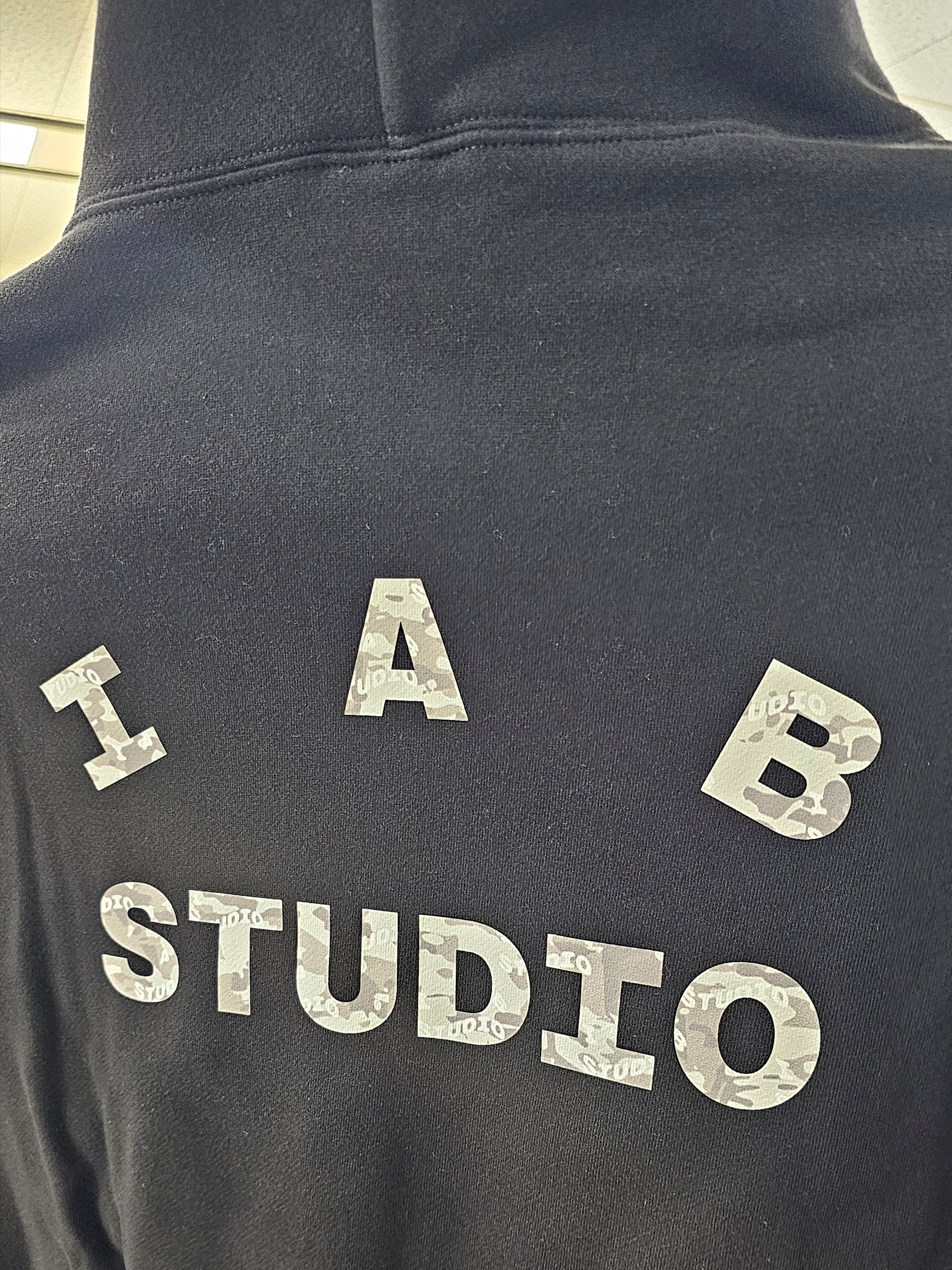 IAB Studio IAB Camo Logo Hoodie Black 착용 스타일