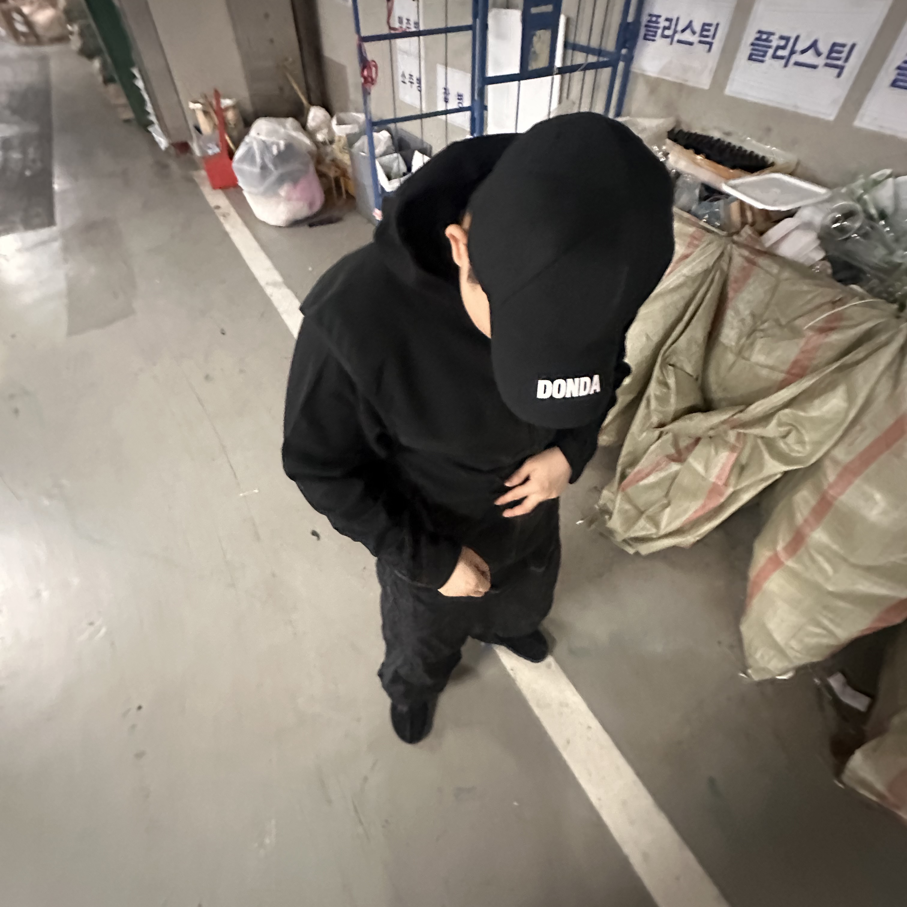 Stussy x Mountain Hardwear Windstopper® Vest Black, Reebok x Needles Beatnik Black 착용 스타일 - 5