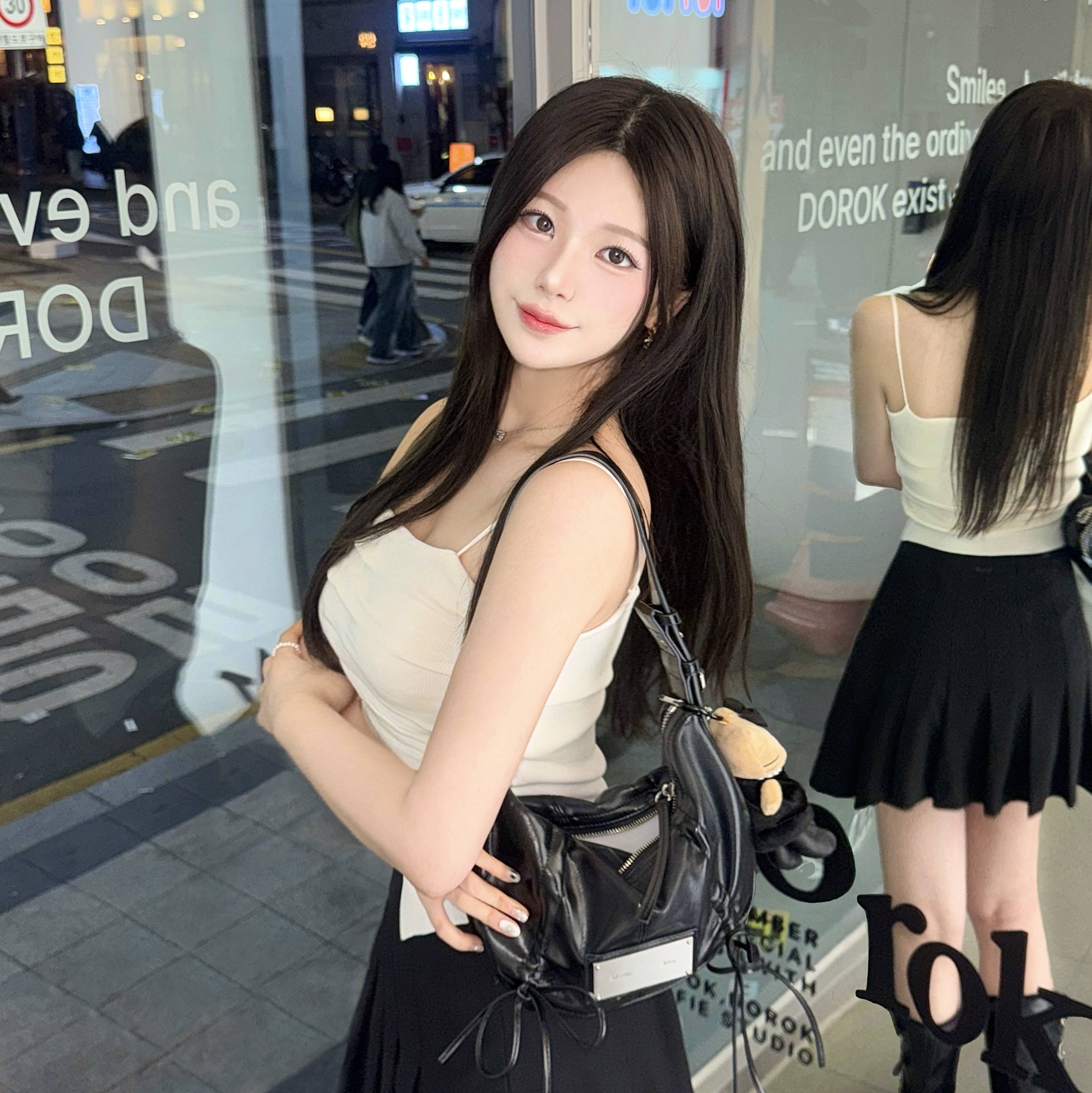 Matin Kim Half Shirring Ribbon Round Bag Black 착용 스타일 - 1