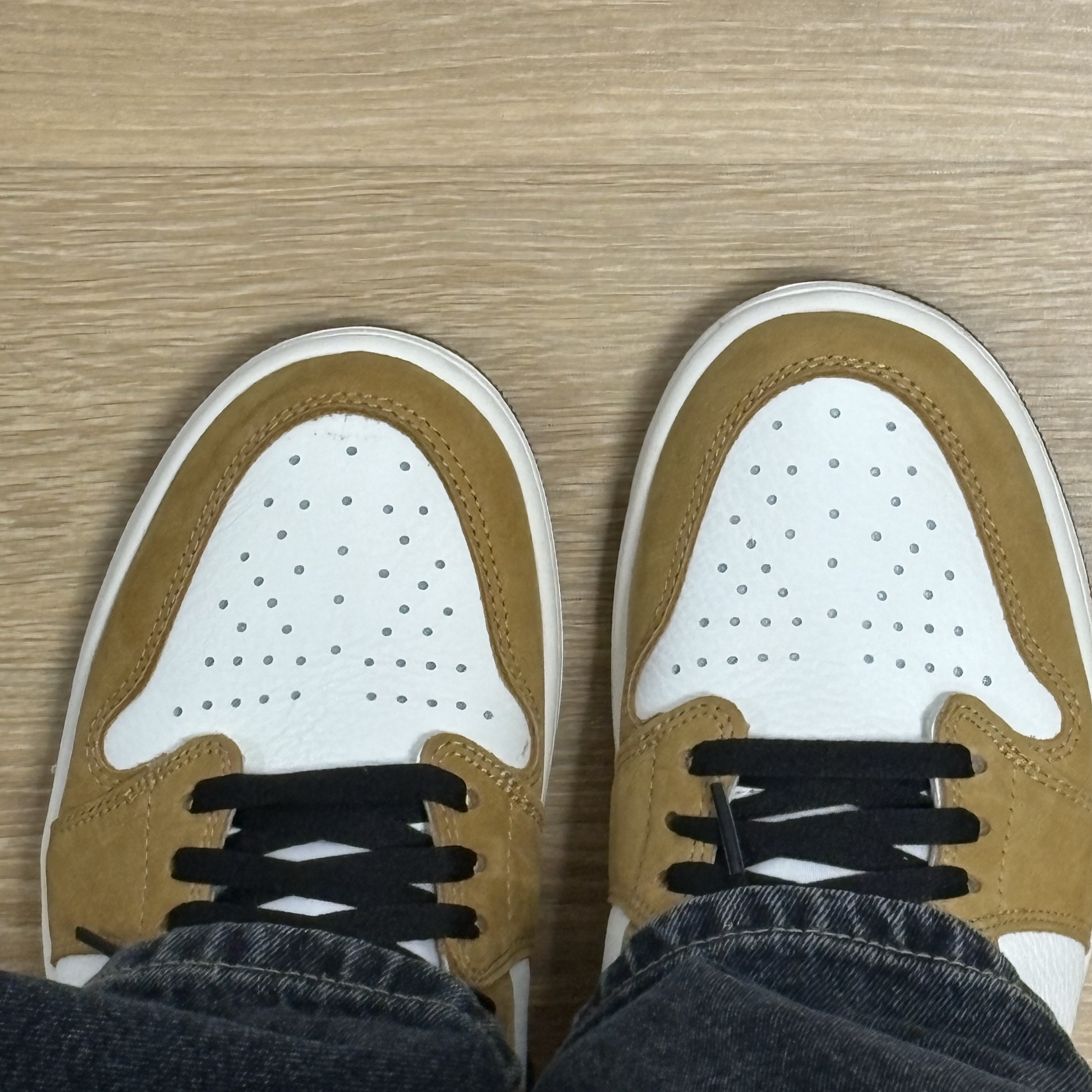 Jordan 1 Low OG Sail and Golden Harvest 착용 스타일