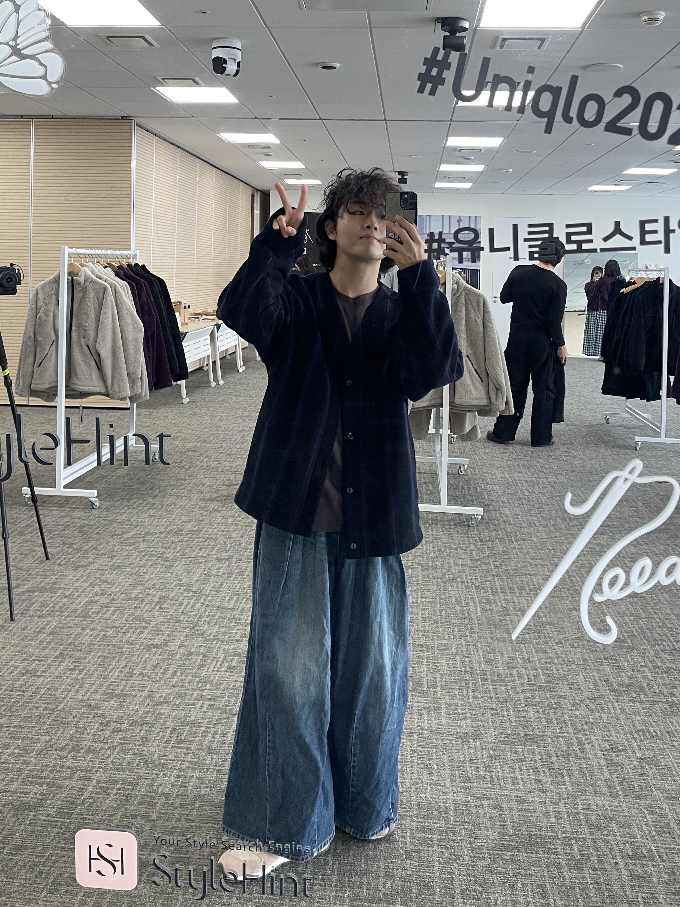 Uniqlo x Needles Fleece Oversized Cardigan Black - KR, Needles H.D. Buggy Pants Jean 12 Oz Denim Indigo 착용 스타일 - 1