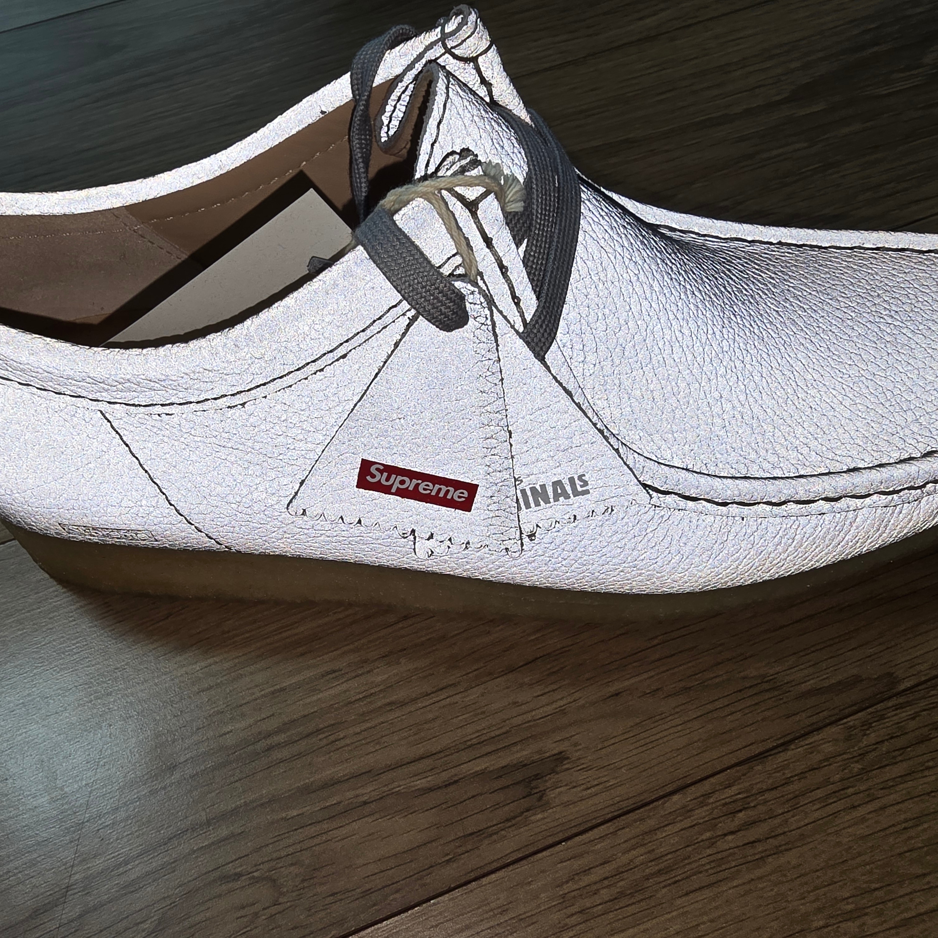 Clarks x Supreme Reflective Wallabee Silver - 25SS 착용 스타일 - 6