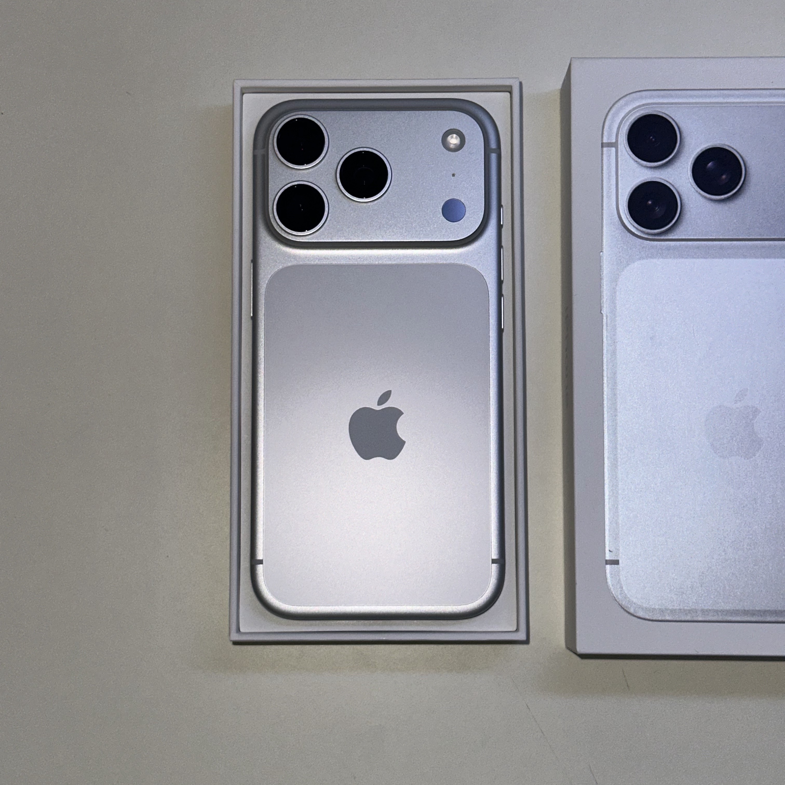 Apple iPhone 17 Pro 512GB Silver, Apple iPad Mini 7th Gen Wifi 256GB Starlight (Korean Ver.) 착용 스타일 - 2