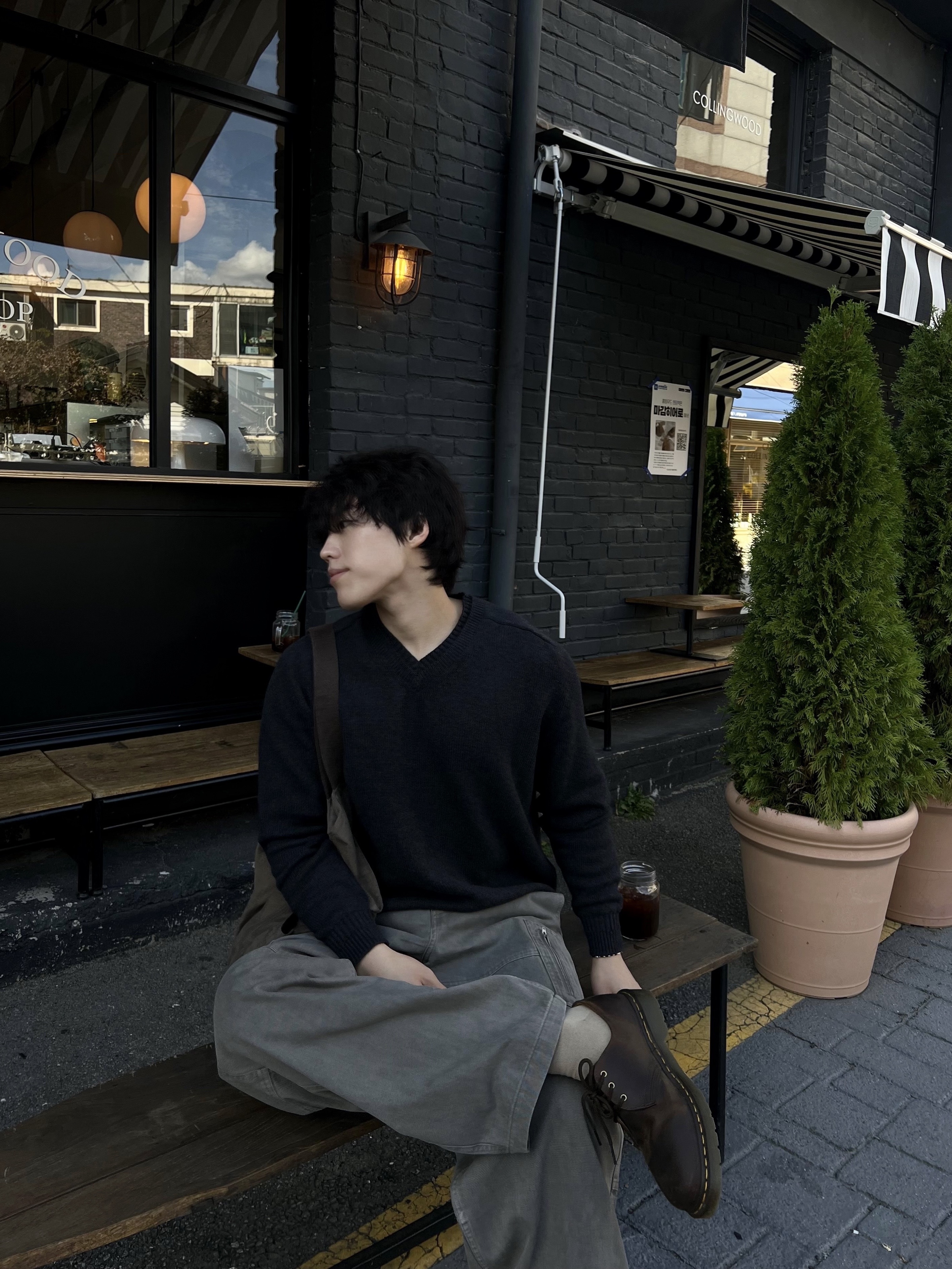 Dr. Martens 1461 Crazy Horse Dark Brown, noun Layered V Neck Knit Charcoal 착용 스타일 - 5