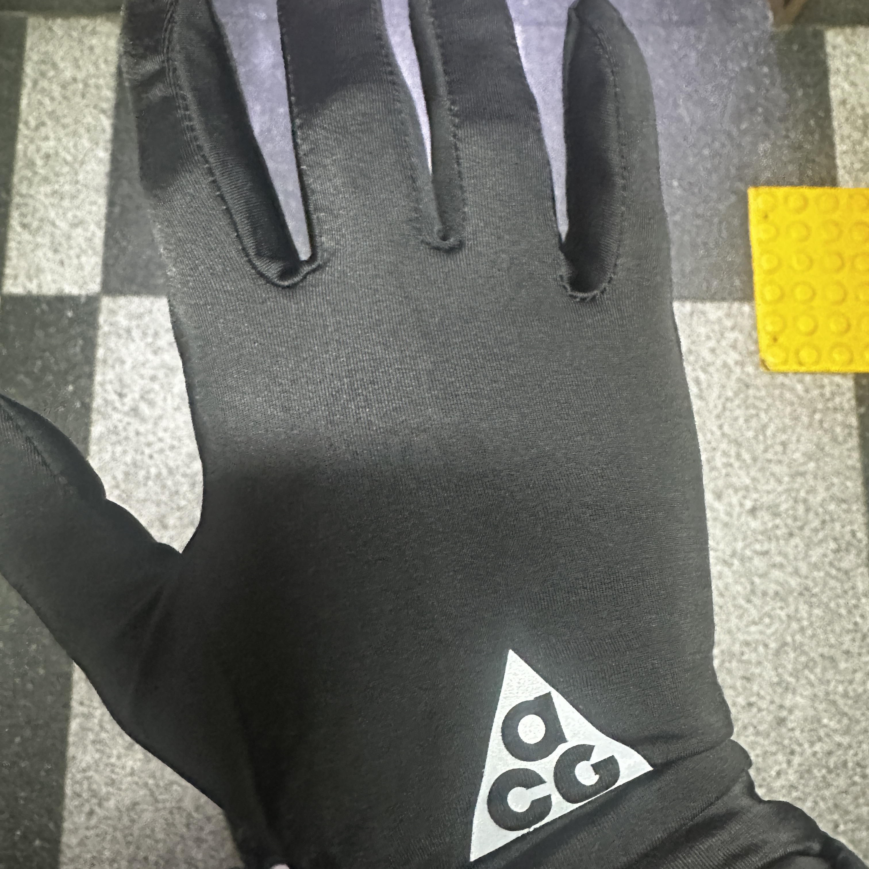 Nike ACG Dri-Fit Lightweight Gloves Black Silver 착용 스타일