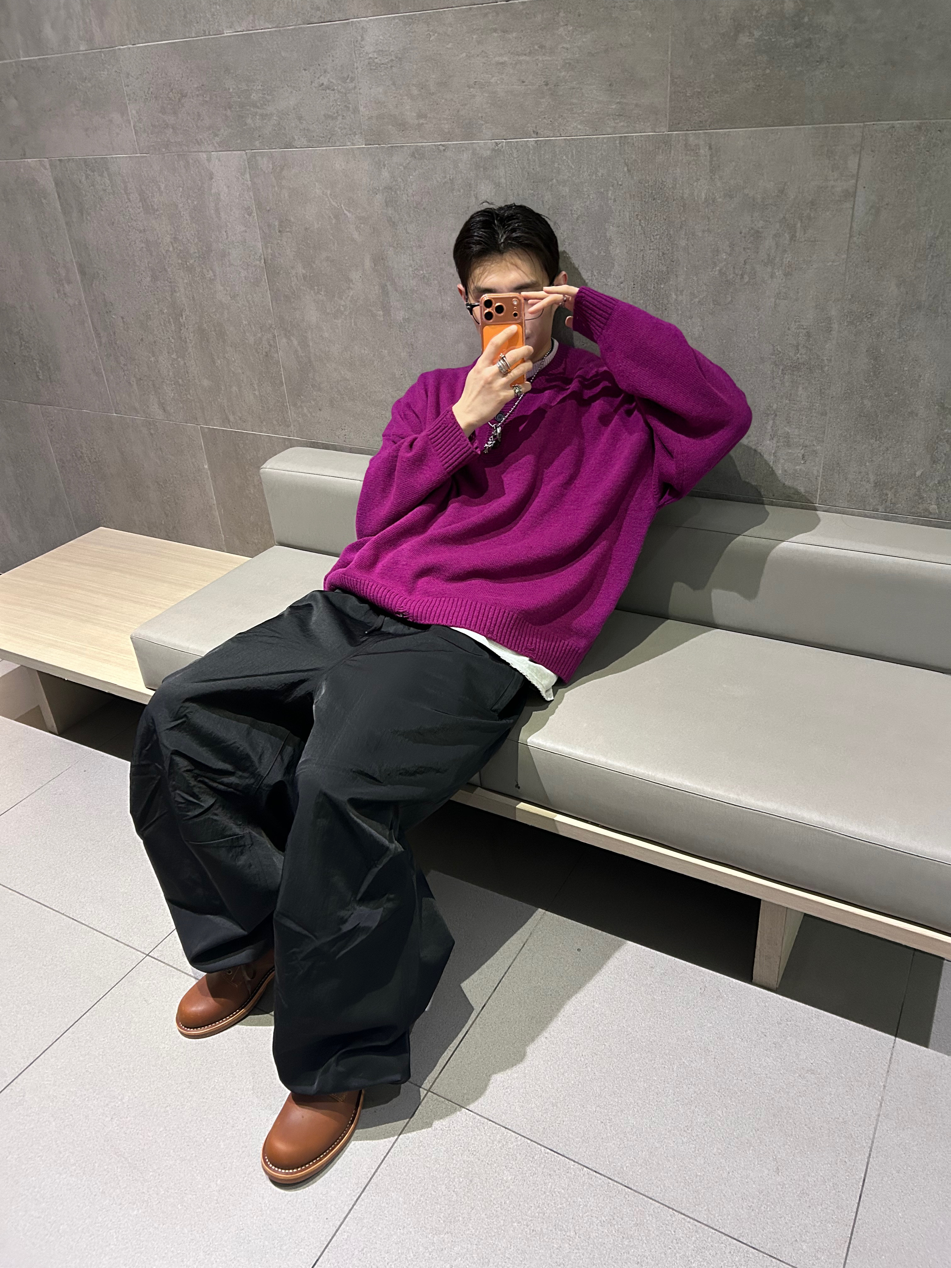 MJD Contrast Neck Cash Crop Knit Magenta, Nonnod Track Pants Black 착용 스타일 - 7
