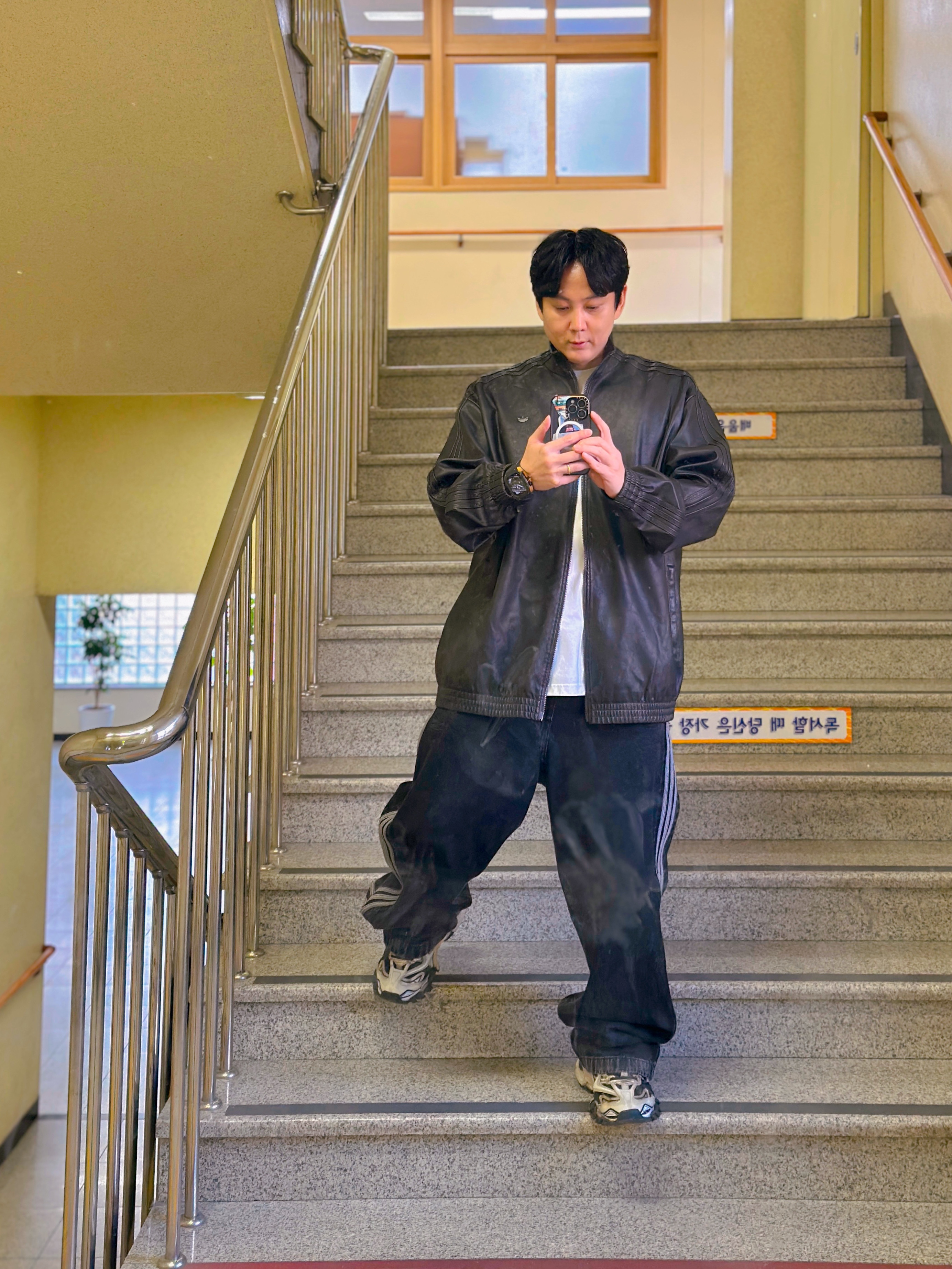 (W) Adidas Pleather Firebird Oversized Track Top Utility Black - KR Sizing, Adidas Adicolor Denim Firebird Pants True Black Denim - KR Sizing 착용 스타일 - 2