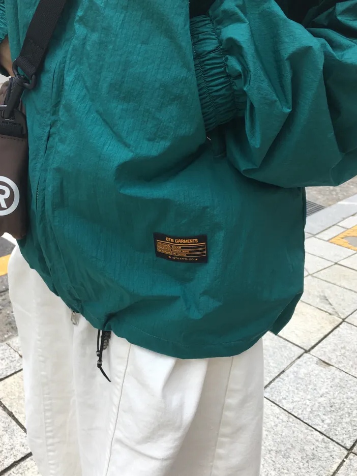 QT8 GARMENTS Nostalgia Windbreaker Green 착용 스타일 - 5