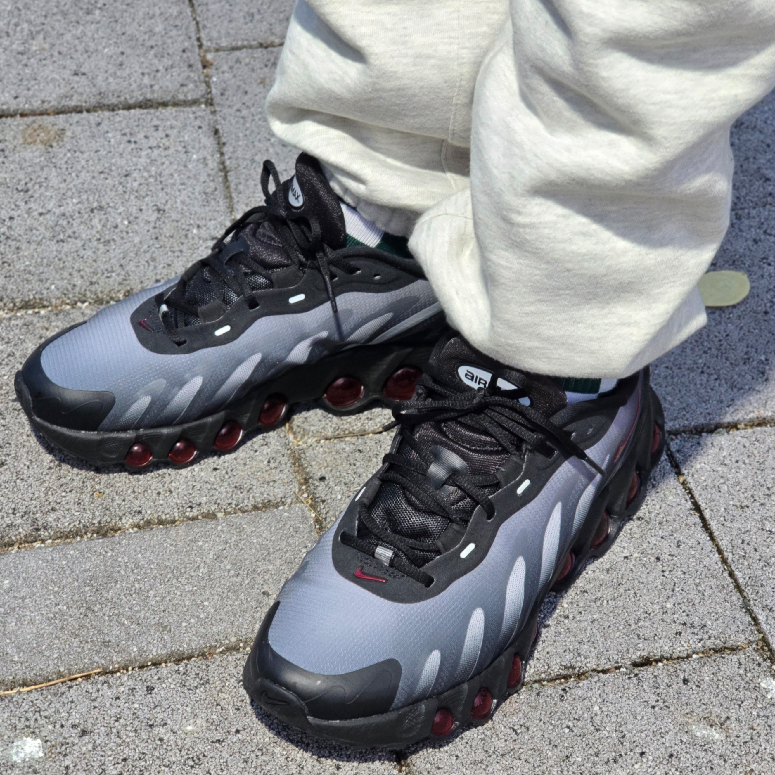 Nike Air Max Dn8 Black Anthracite 착용 스타일 - 2