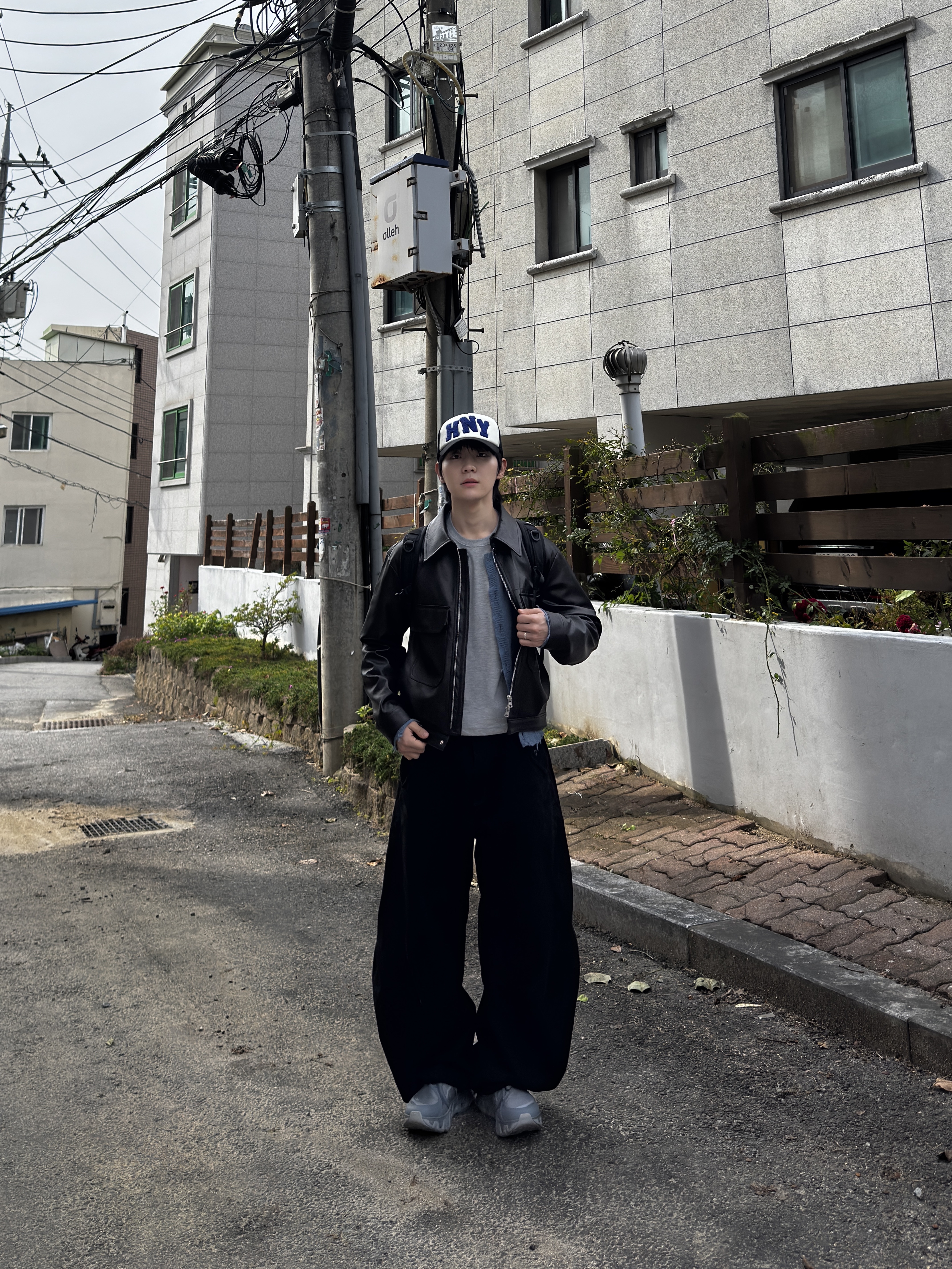 Honey Scoop House HNY Logo Trucker Cap Black, On Running x Post Archive Faction (Paf) Cloudmonster Hyper Phantom Apollo 착용 스타일 - 5