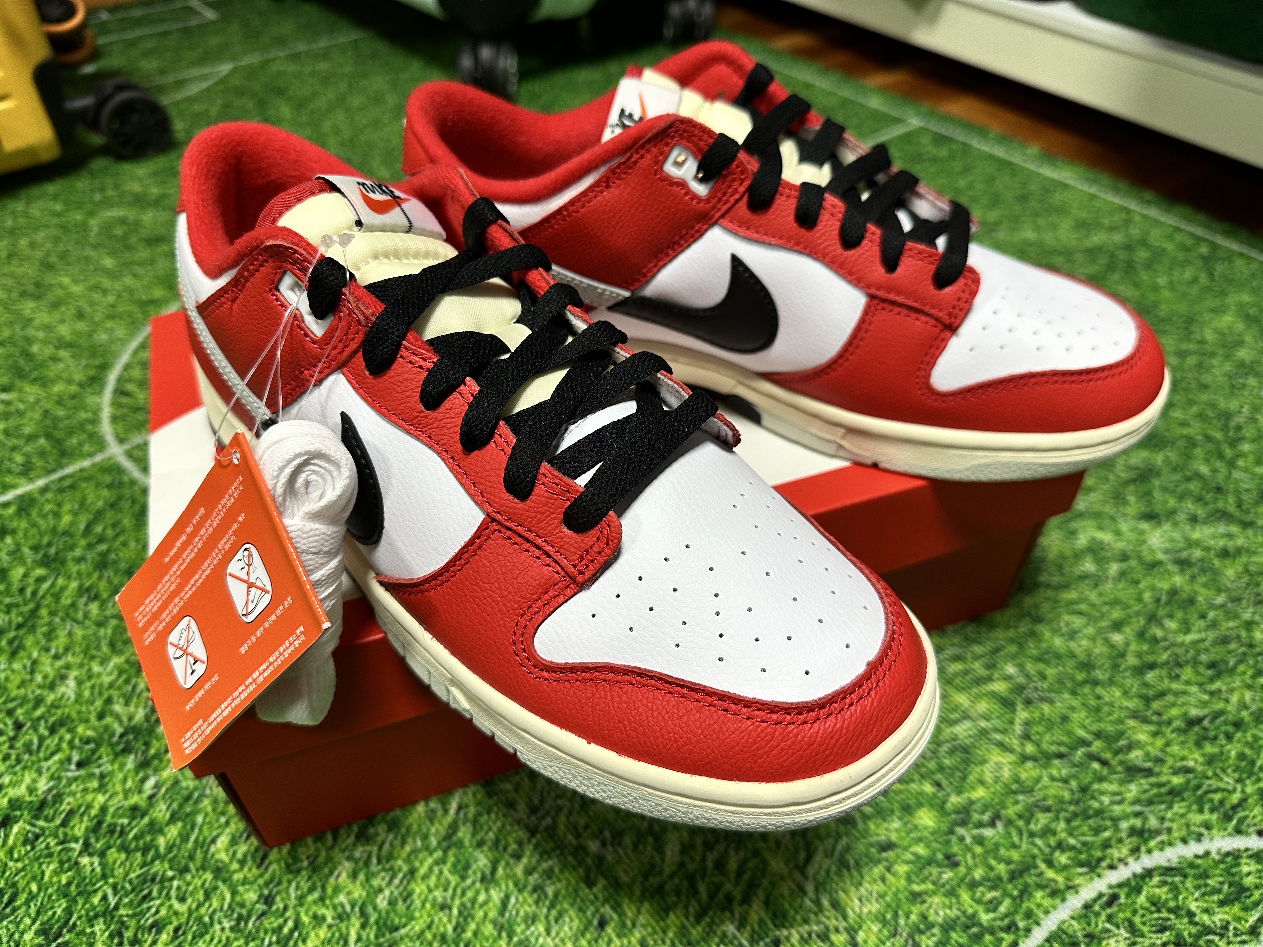 Nike Dunk Low Retro PRM University Red Black 착용 스타일