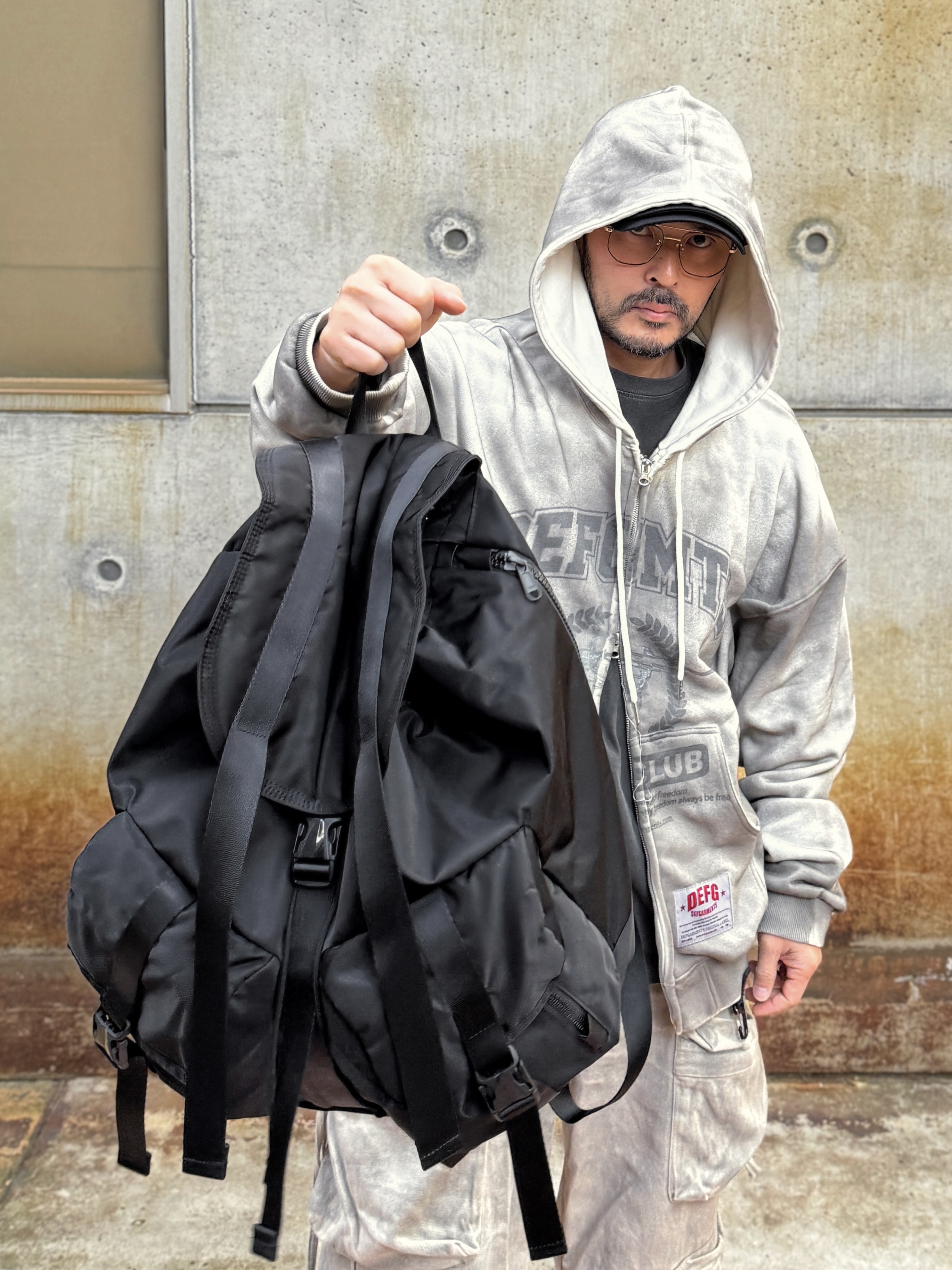 Adidas Yeezy 500 Blush 2018, DEFGARMENTS Dirty Washed Hood Zipup Brown 착용 스타일 - 4