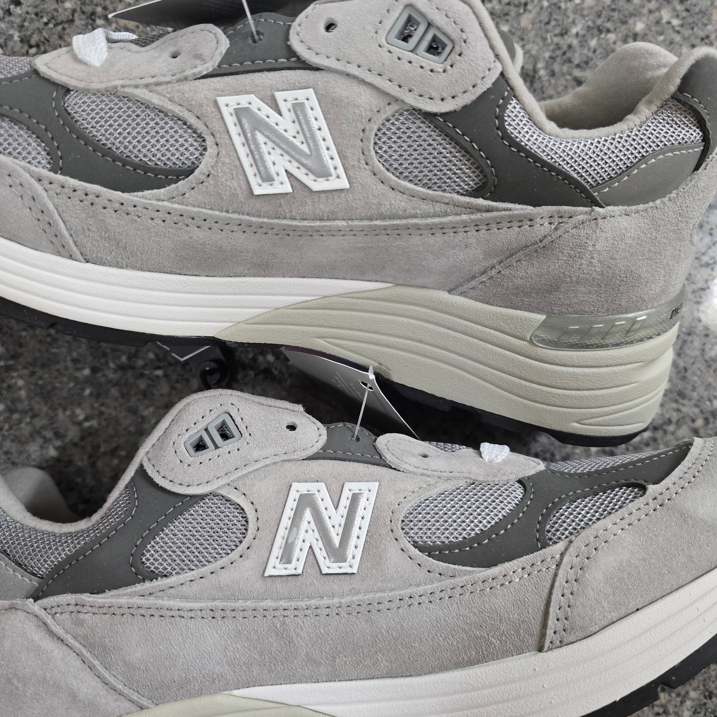 New Balance 992 Made in USA Core Grey Silver Metallic 착용 스타일 - 3