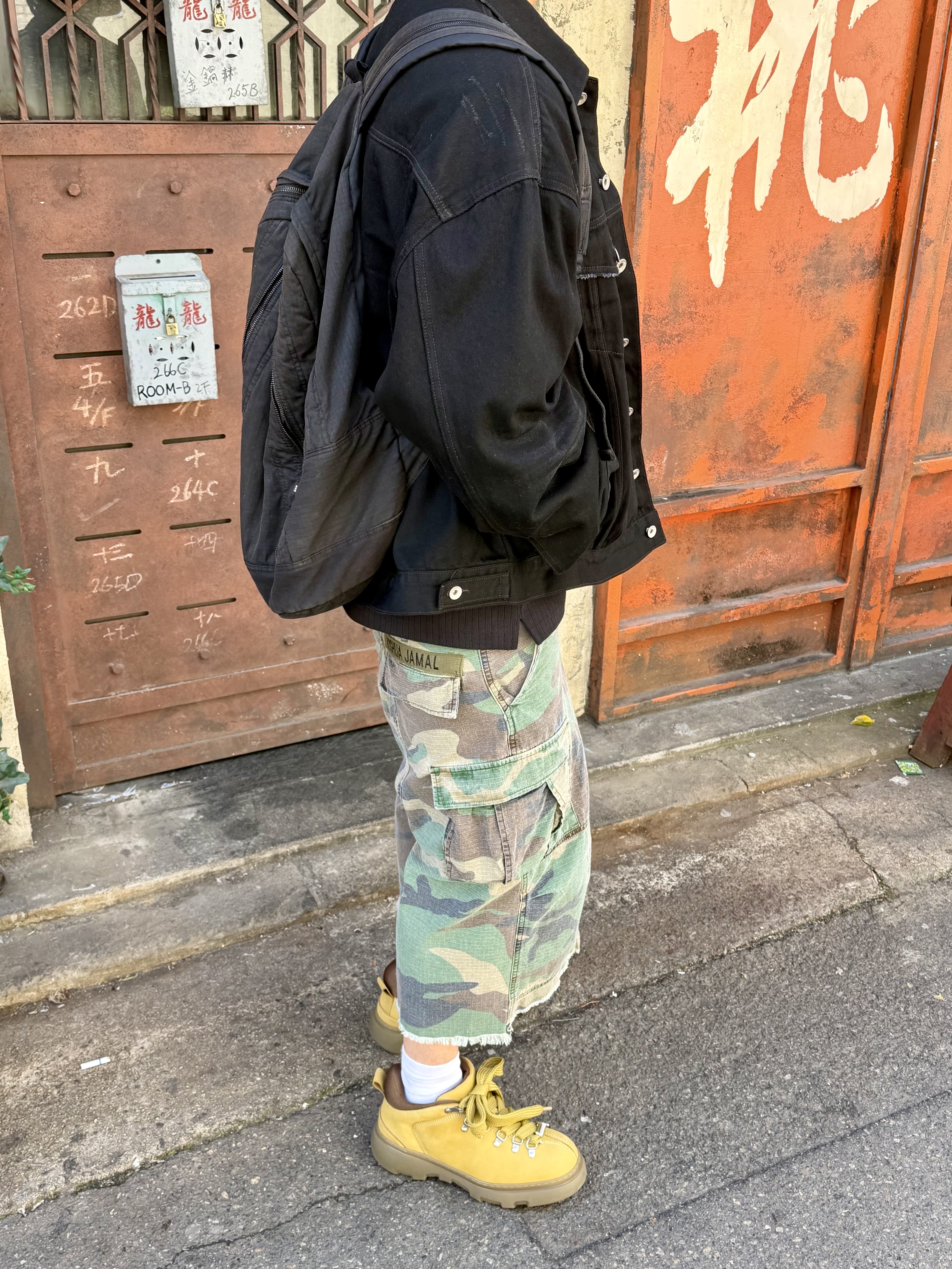 Burberry Trek Boots Manilla, Maison Kitsune Bold Fox Head Patch Ribbed Beanie Ink blue 착용 스타일 - 3