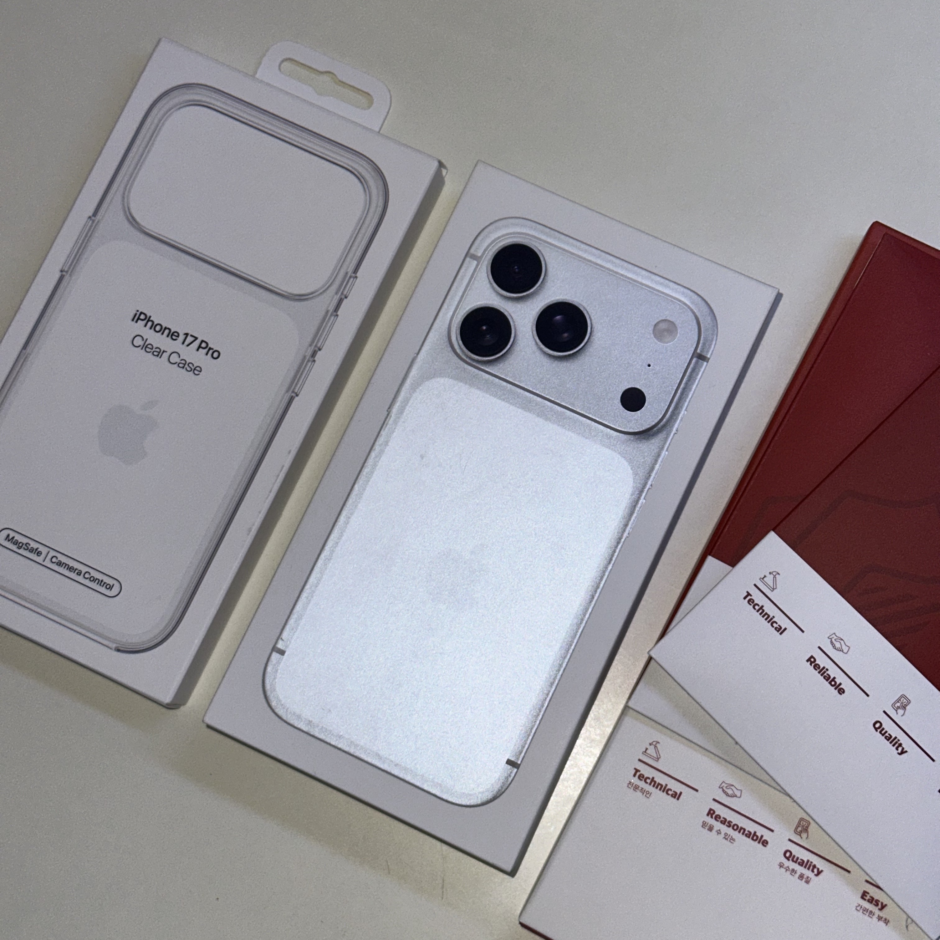 Apple iPhone 17 Pro 512GB Silver, Apple iPad Mini 7th Gen Wifi 256GB Starlight (Korean Ver.) 착용 스타일 - 3