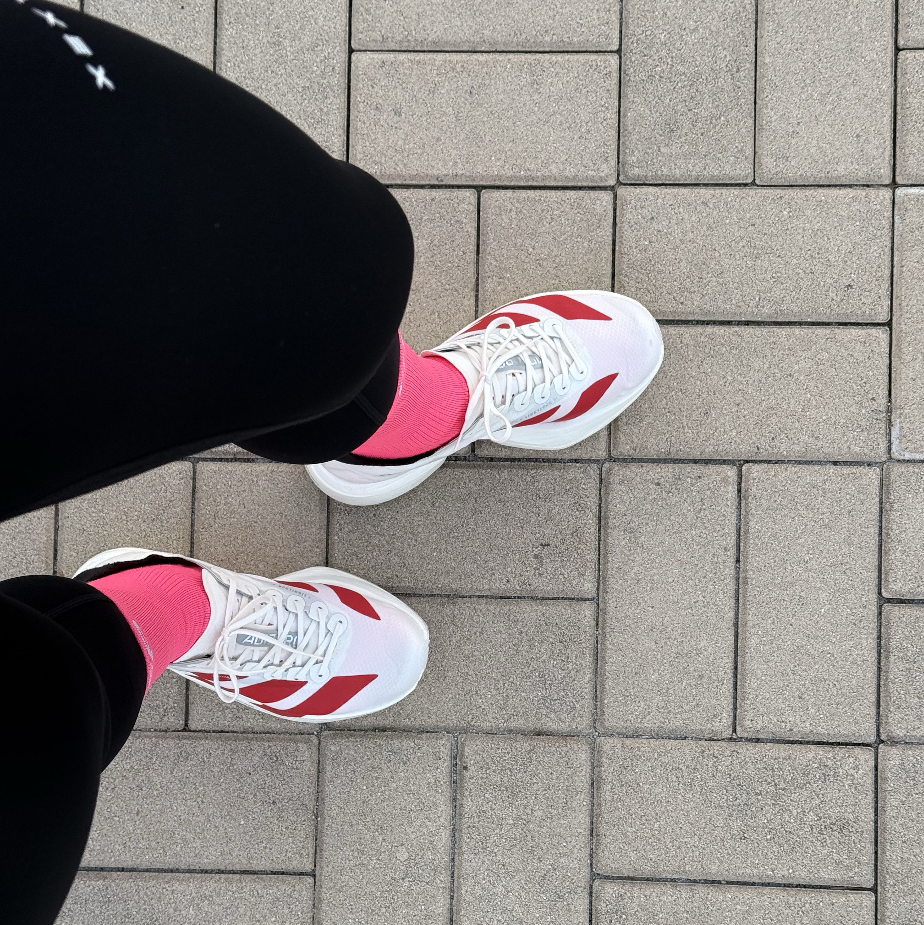 Adidas Adizero Adios Pro 4 Off White Better Scarlet, CEP Core Run Mid Cut Socks V5 Pink 착용 스타일