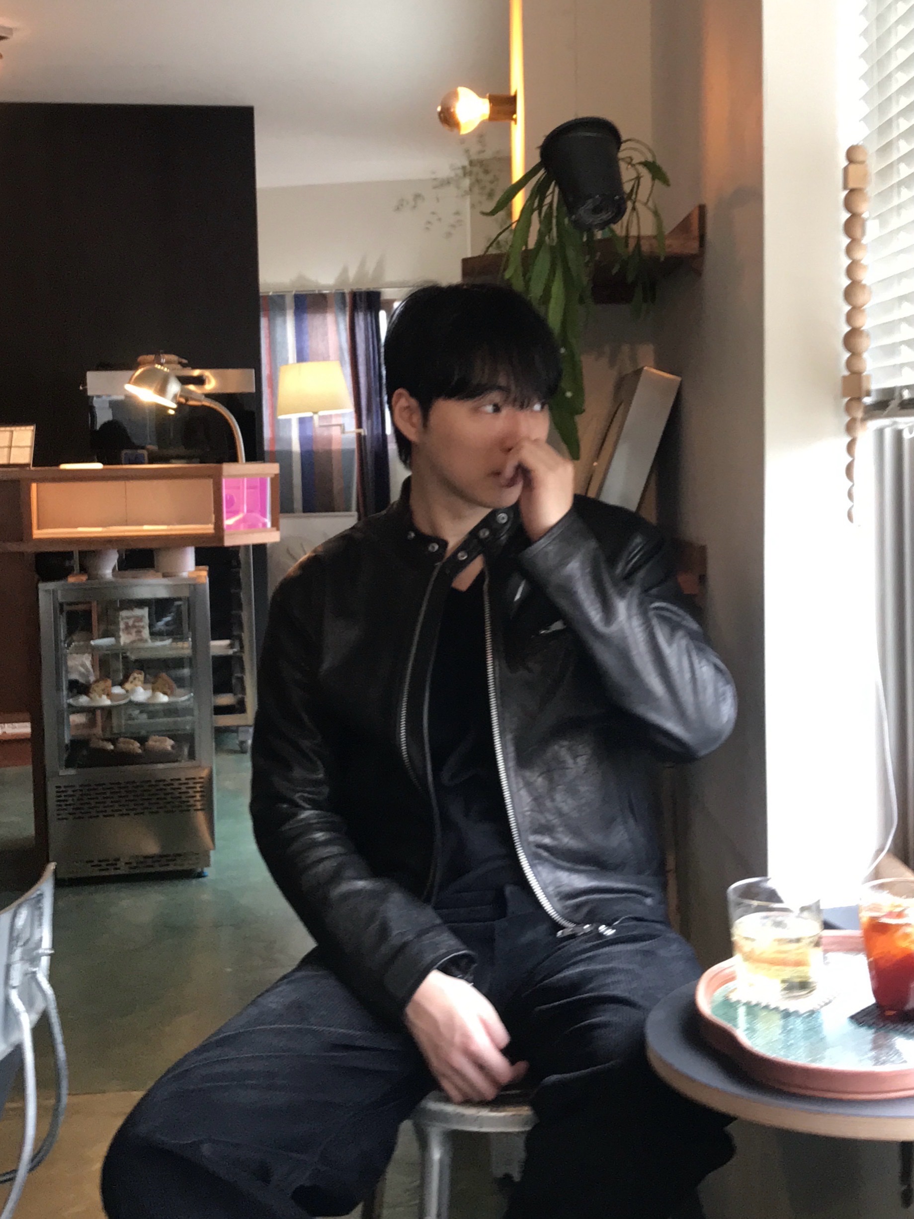 Haleine Metallic Trim V-Neck Knit Black (WT305) 착용 스타일 - 1