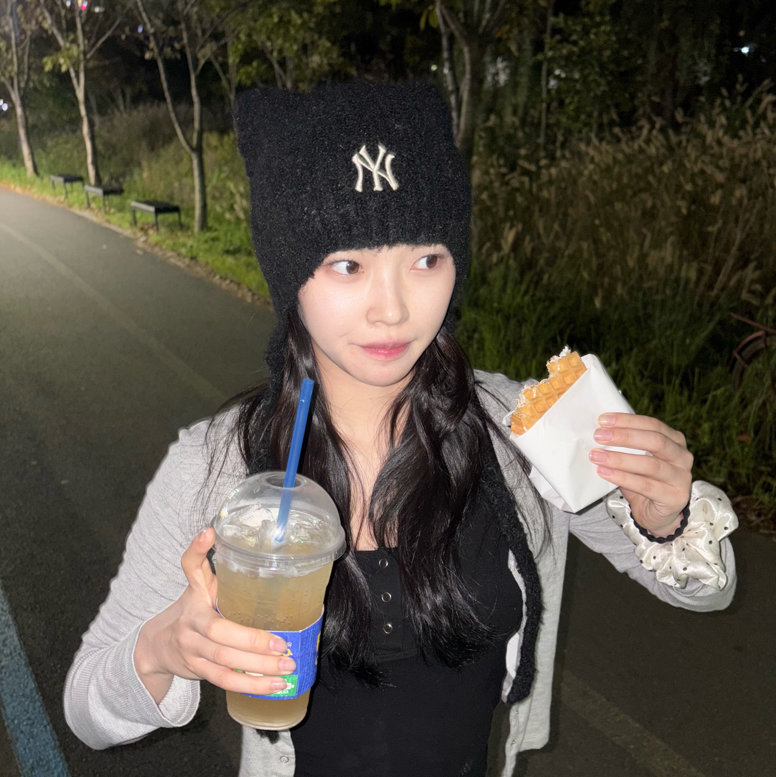 MLB Plush Meowing Beanie Black 착용 스타일