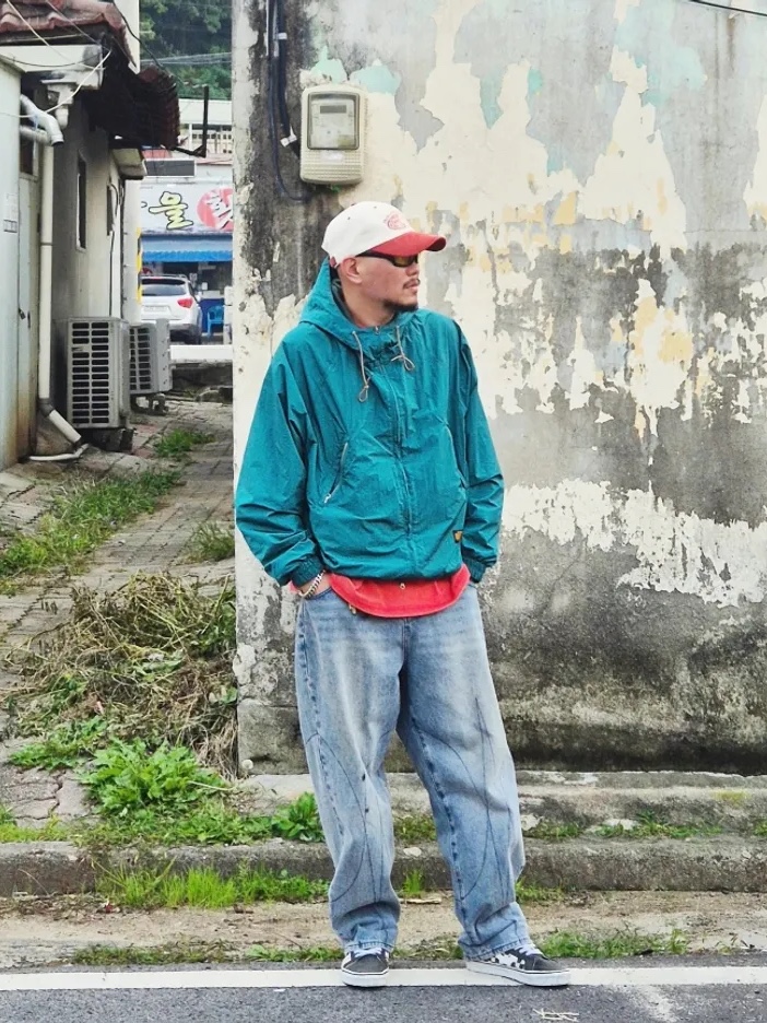 QT8 GARMENTS Nostalgia Windbreaker Green 착용 스타일 - 3