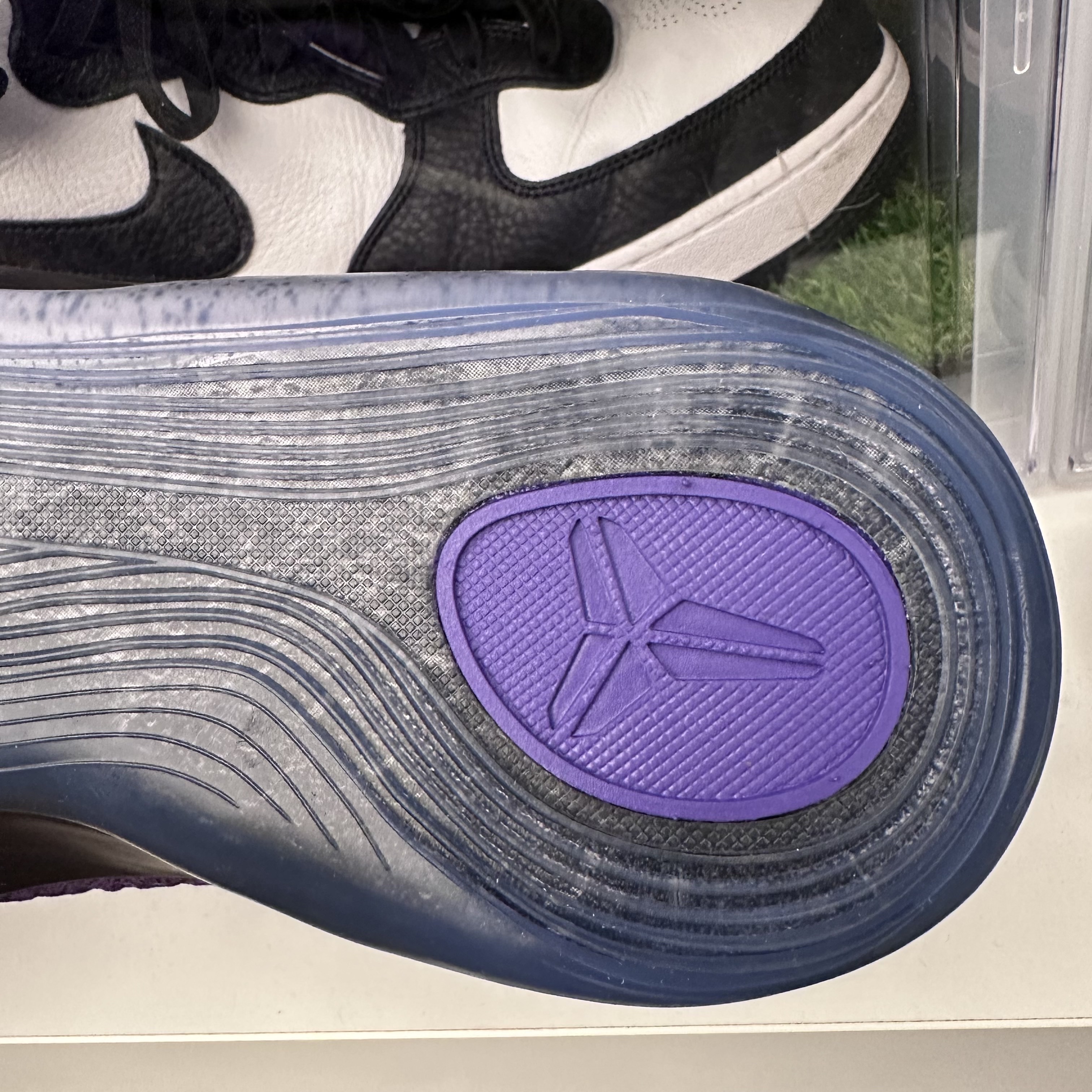 Nike Kobe 9 Elite Low Protro Hyper Grape and Cave Purple 착용 스타일 - 3