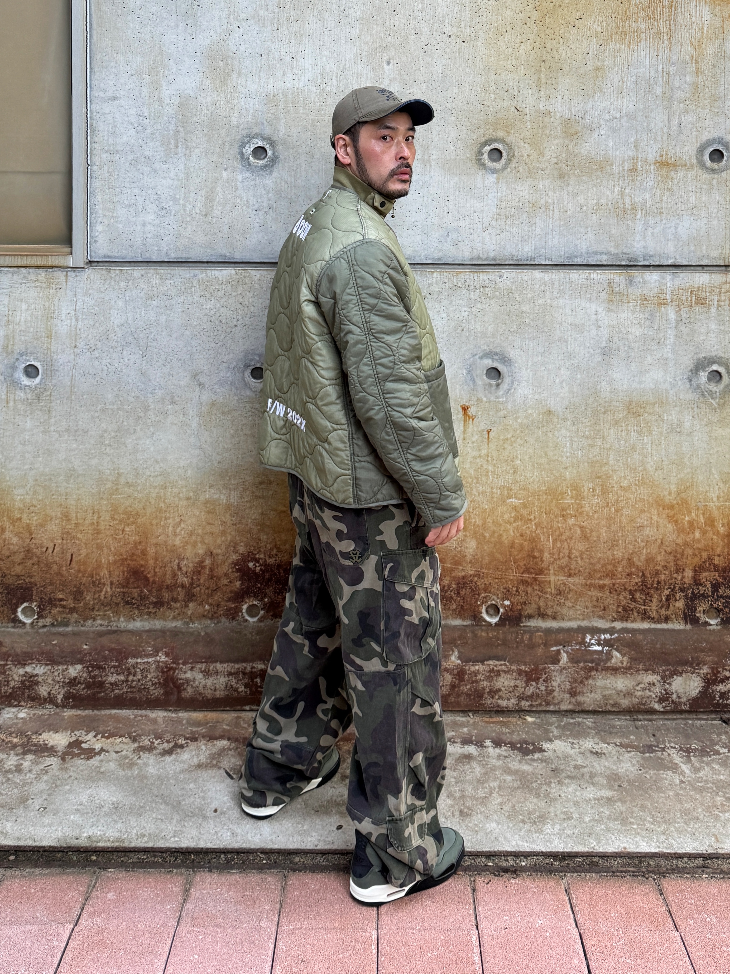 Jordan 4 x Undefeated Retro OG SP Deep Green and Clementine, Flavorism VTG Washed Cargo Pants Washed Camo 착용 스타일 - 1