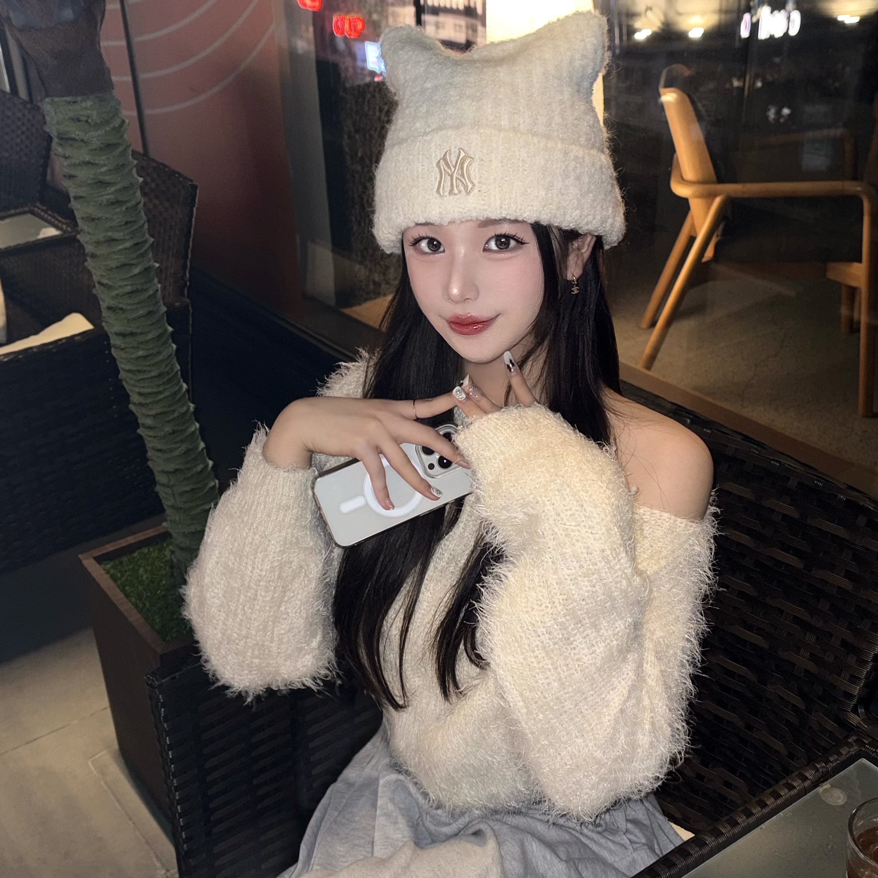 MLB Plush Meowing Beanie Cream 착용 스타일 - 1