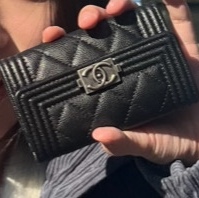 Chanel Boy Chanel Flap Card Holder Grained Calfskin & Ruthenium Black 착용 스타일 - 2