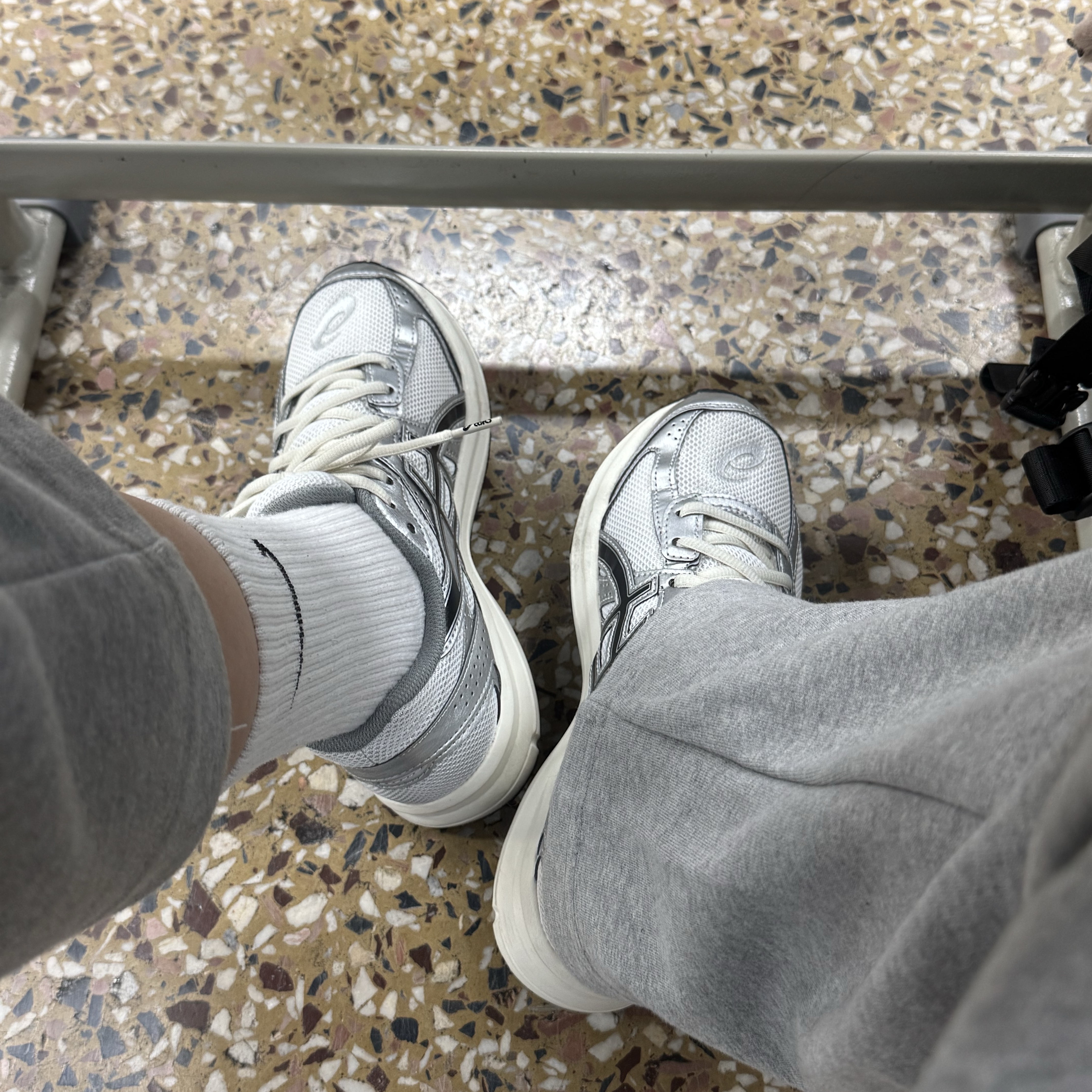 Asics Jog 100 S White Black - 2E Wide, Nike Everyday Cushioned Training Crew Socks White (6 Pack/Korean Ver.) 착용 스타일