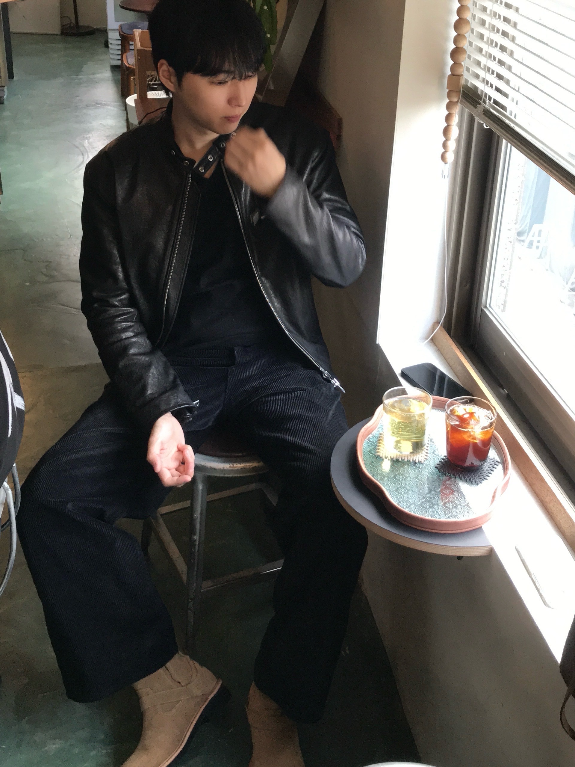 Haleine Metallic Trim V-Neck Knit Black (WT305) 착용 스타일 - 5