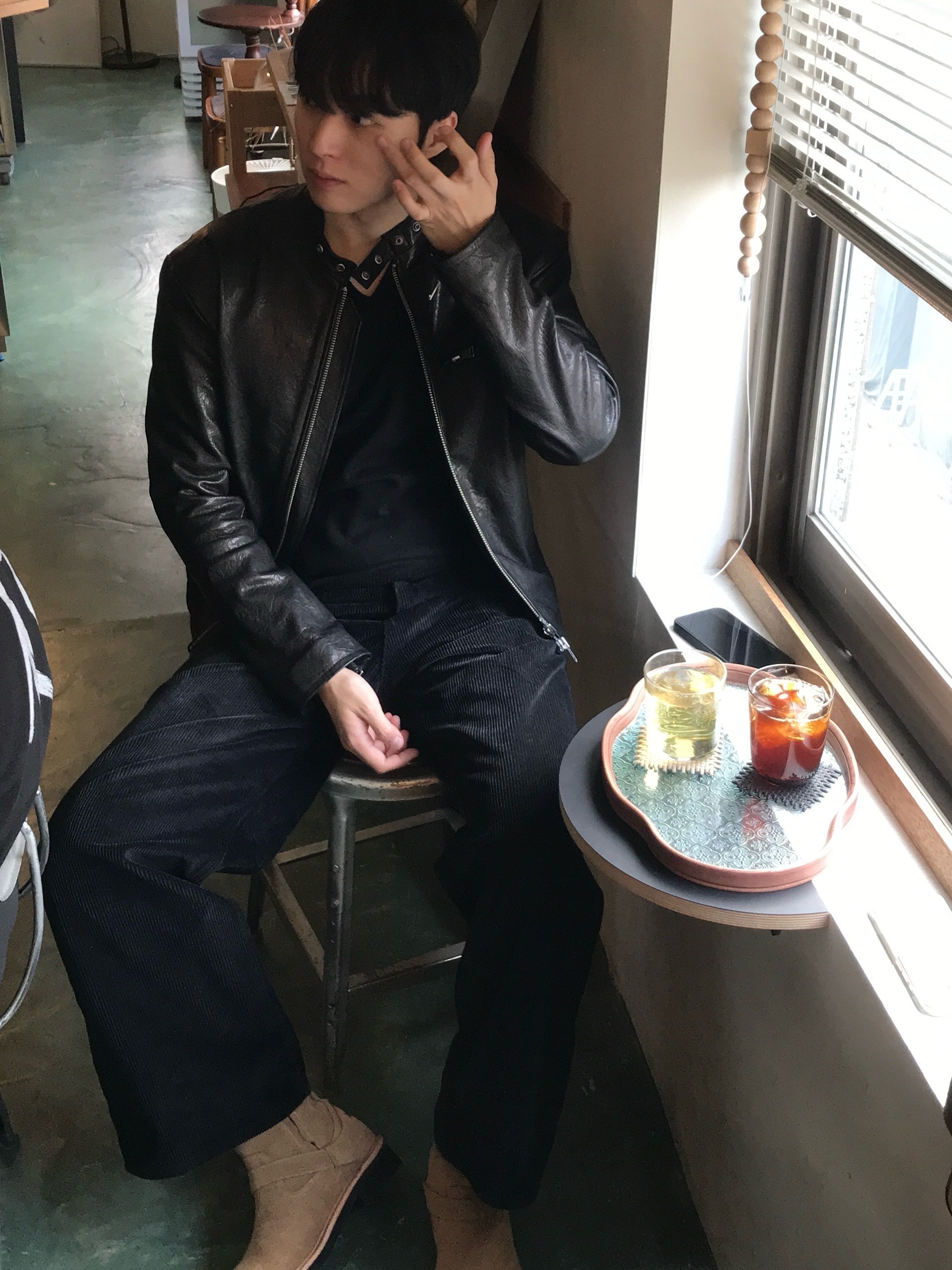 Haleine Metallic Trim V-Neck Knit Black (WT305) 착용 스타일 - 4