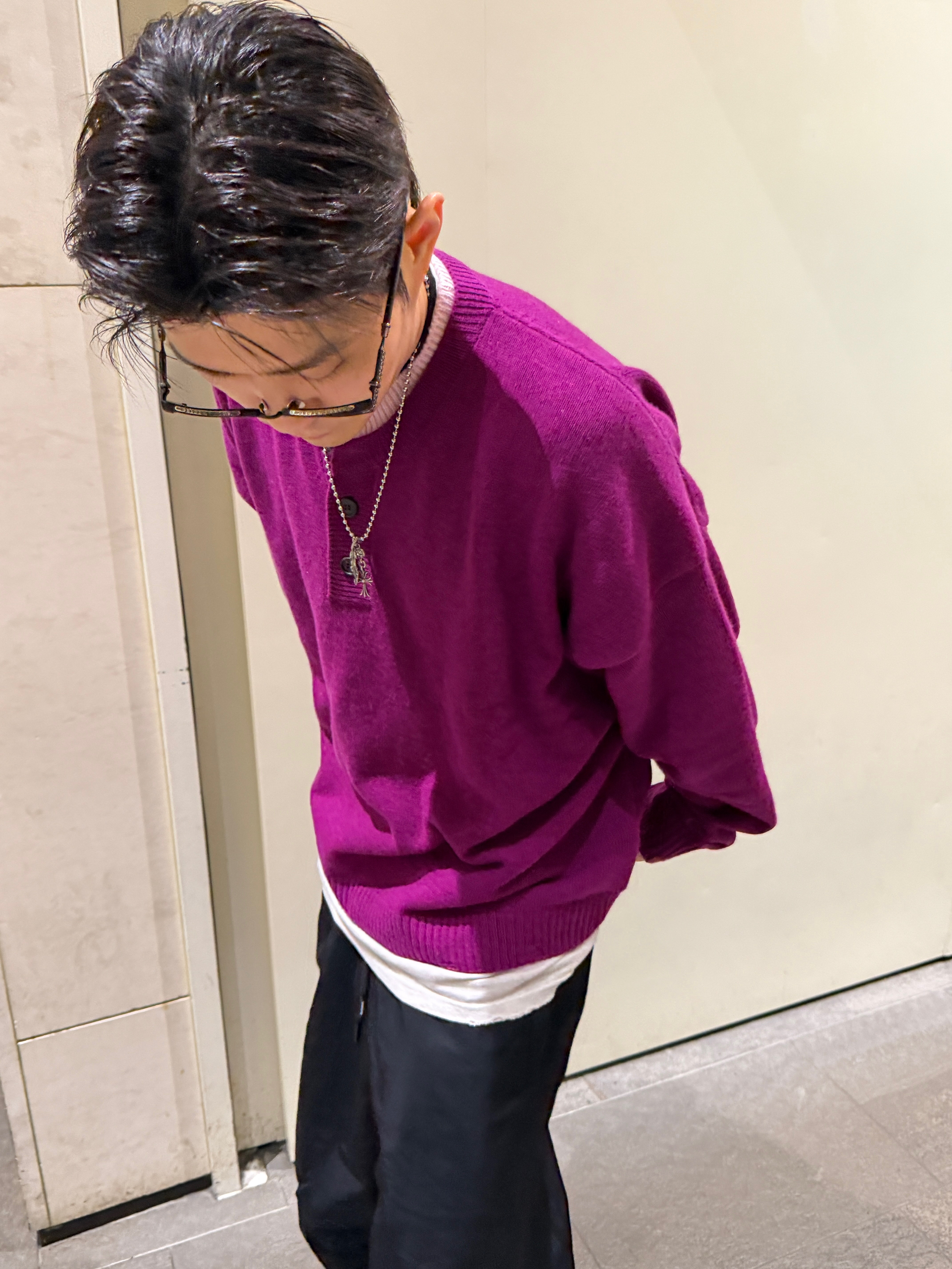 MJD Contrast Neck Cash Crop Knit Magenta, Nonnod Track Pants Black 착용 스타일 - 6