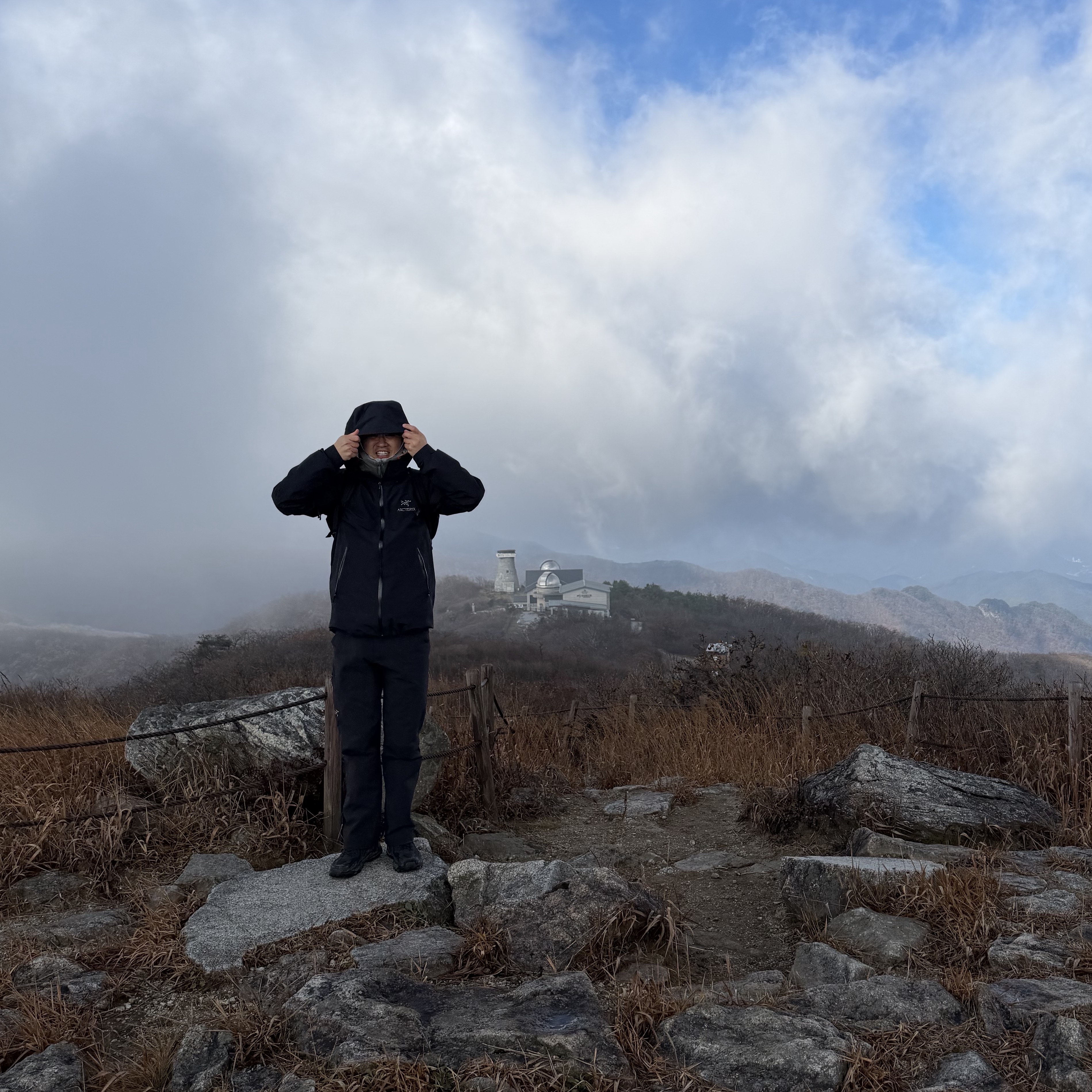 Arc'teryx Beta LT Jacket Black, Arc'teryx Cronin Pants Black 착용 스타일