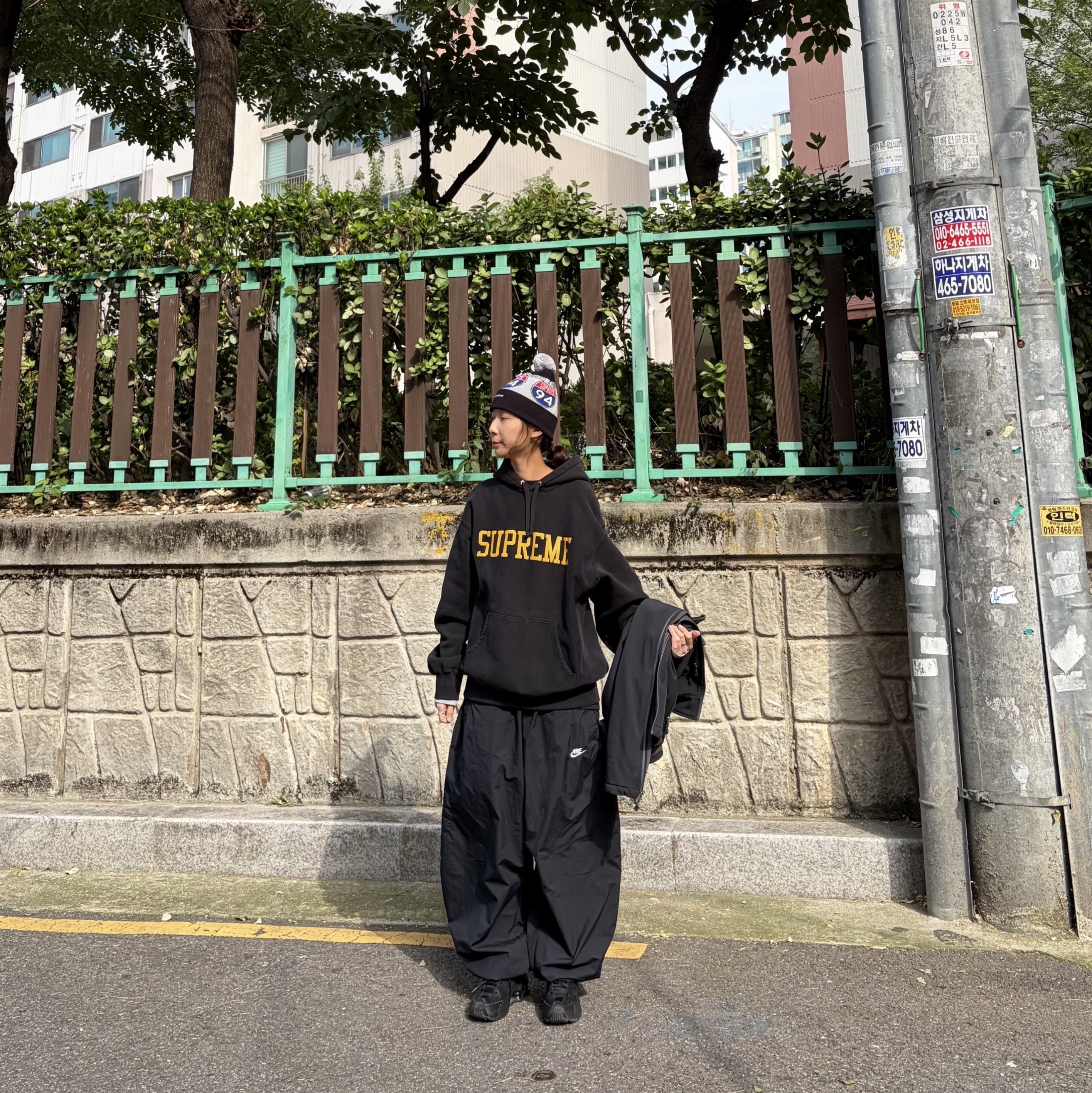 Supreme Varsity Hooded Sweatshirt Black - 23FW, Supreme Interstate Reflective Beanie Black - 22FW 착용 스타일 - 2