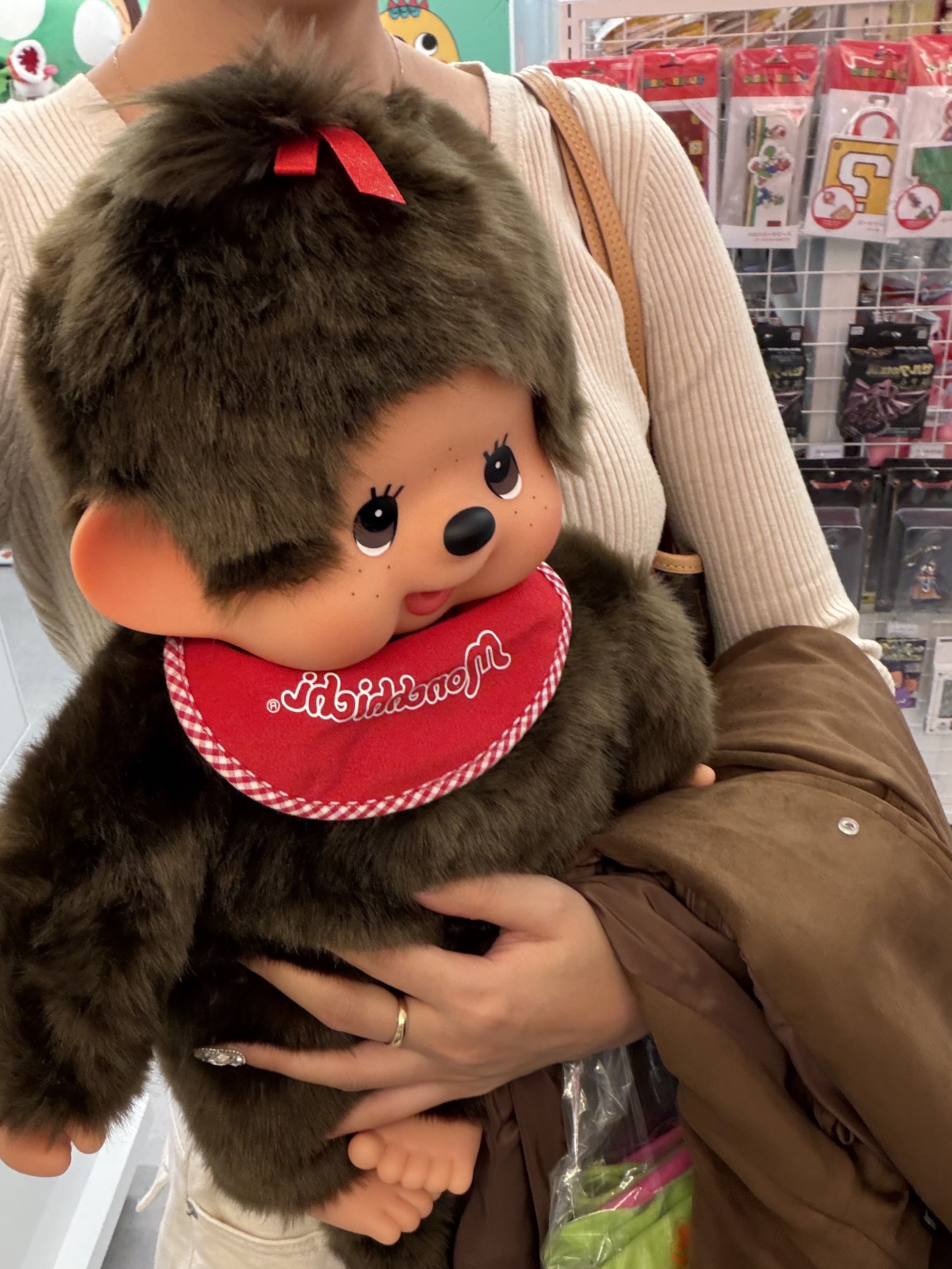 Monchhichi Colors Keychain Leopard Print, Louis Vuitton Neverfull MM Monogram Cerise Red 착용 스타일 - 3