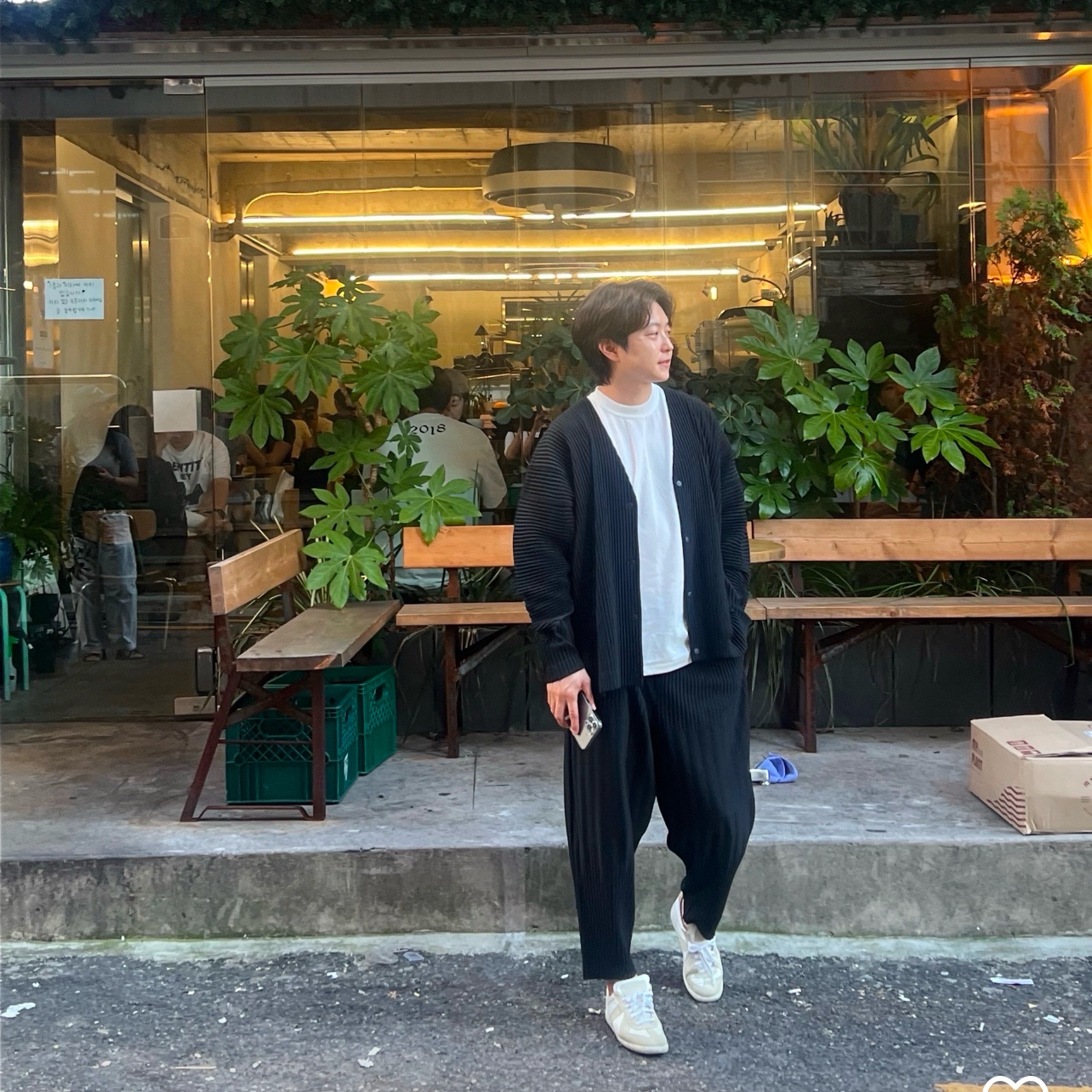 Homme Plisse Issey Miyake Basics Cardigan Black, Homme Plisse Issey Miyake Basics Pants Black 착용 스타일 - 3