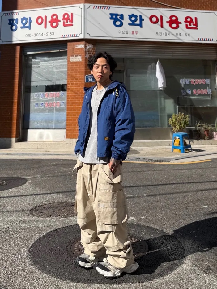 QT8 GARMENTS Nostalgia Windbreaker Blue 착용 스타일 - 2