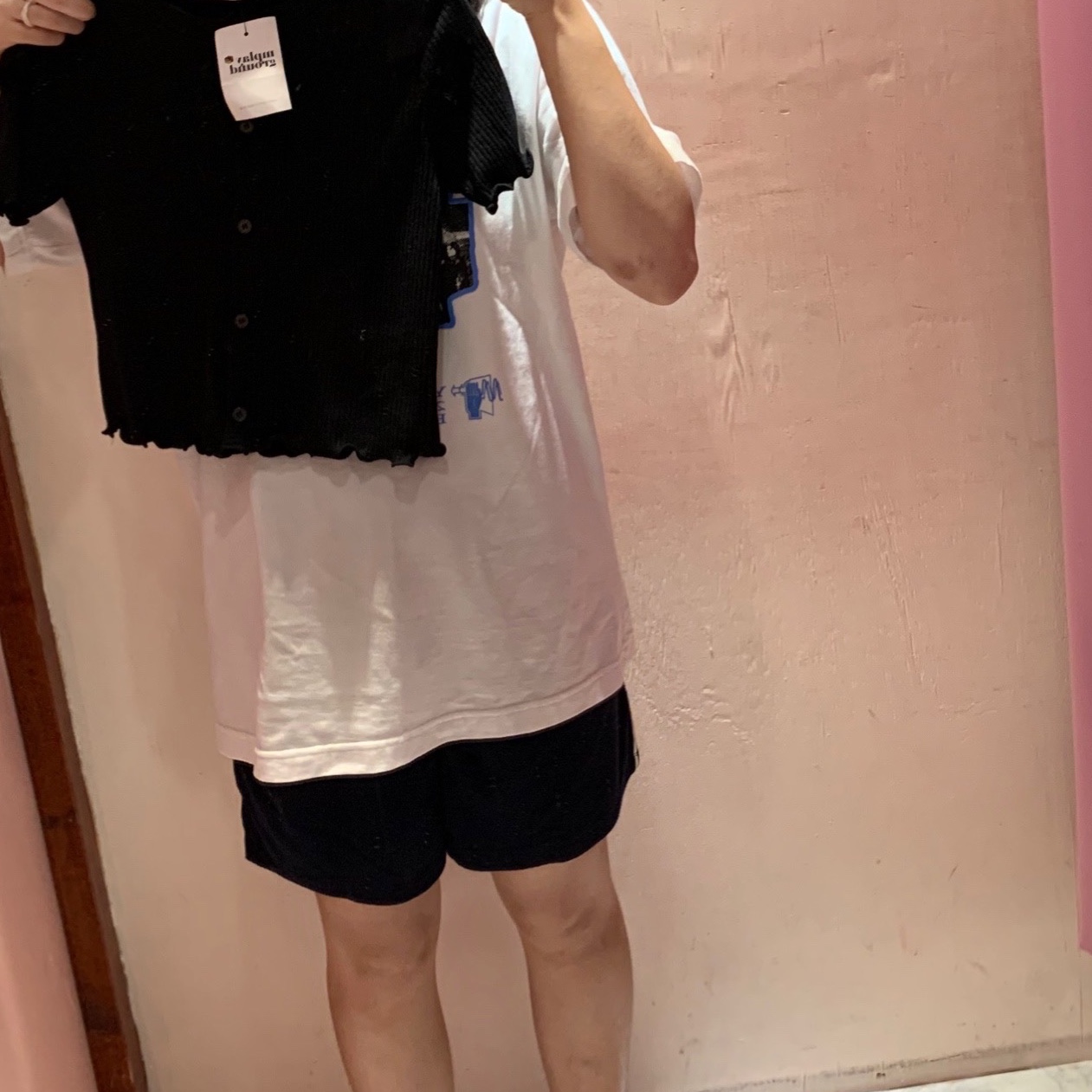YESEYESEE C-Logo Dot Tee White 착용 스타일