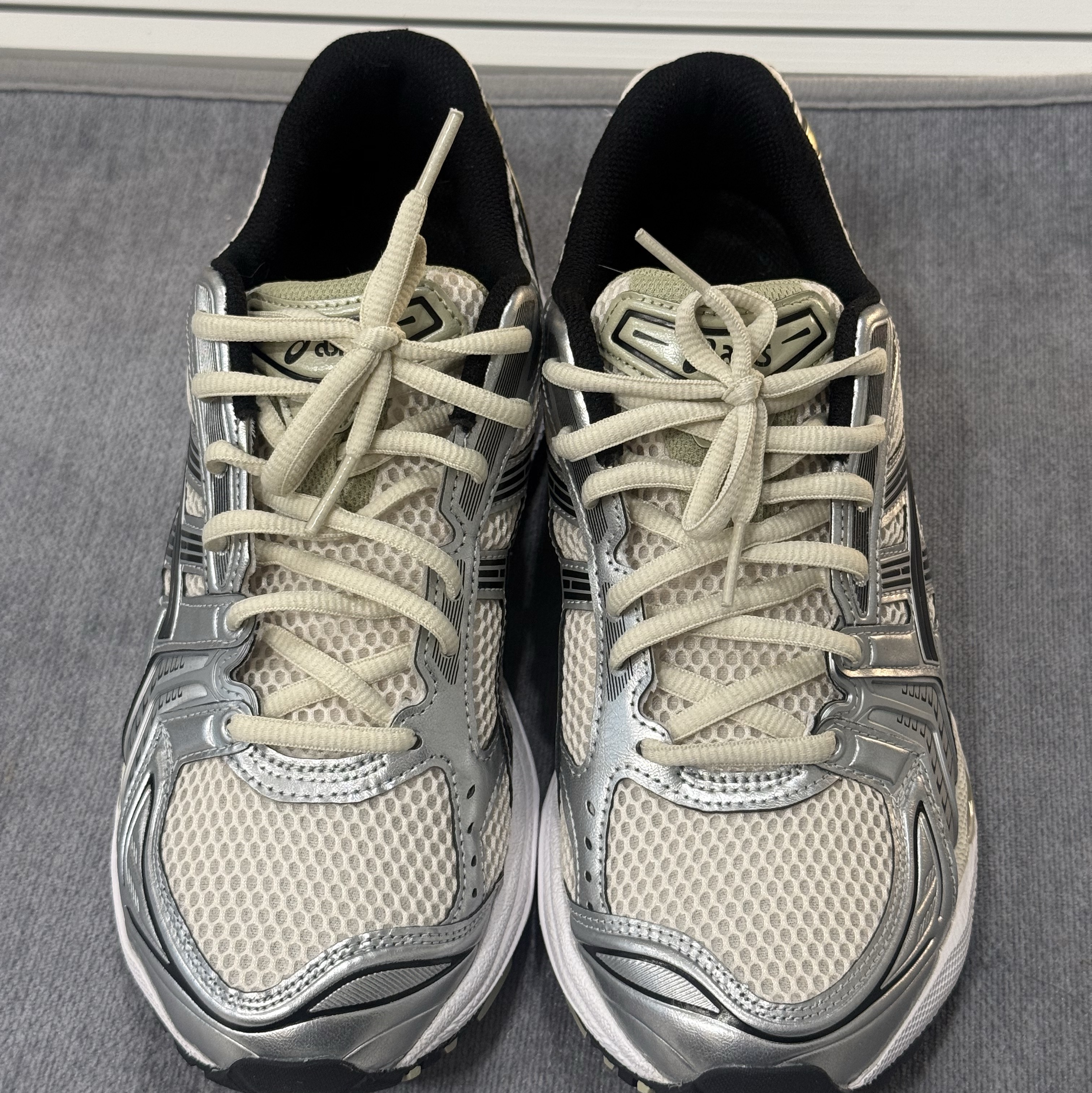 Asics Gel-Kayano 14 Birch Pure Silver 착용 스타일 - 3