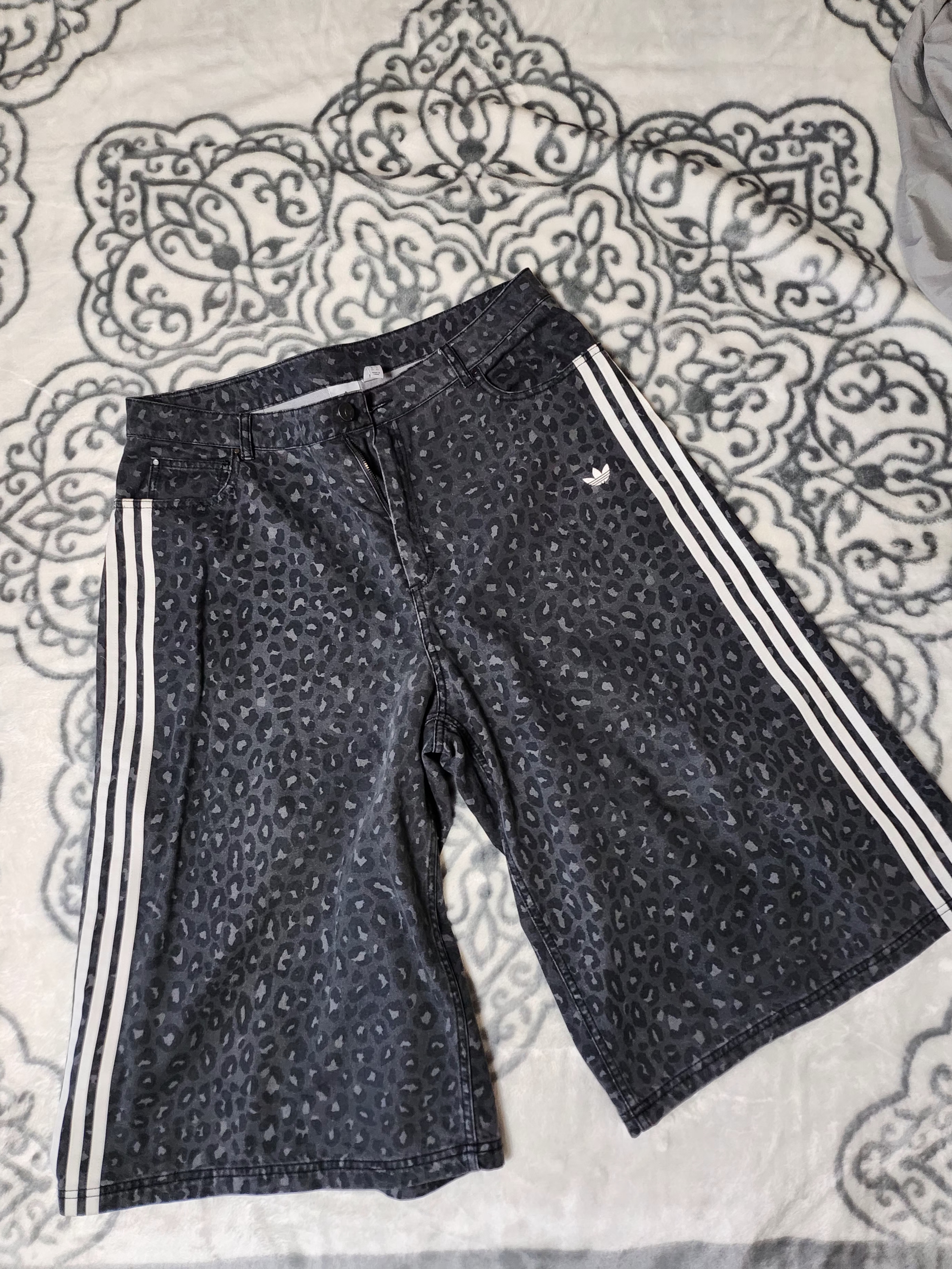 (W) Adidas Denim Bermuda Shorts Multicolor Carbon - US Sizing 착용 스타일