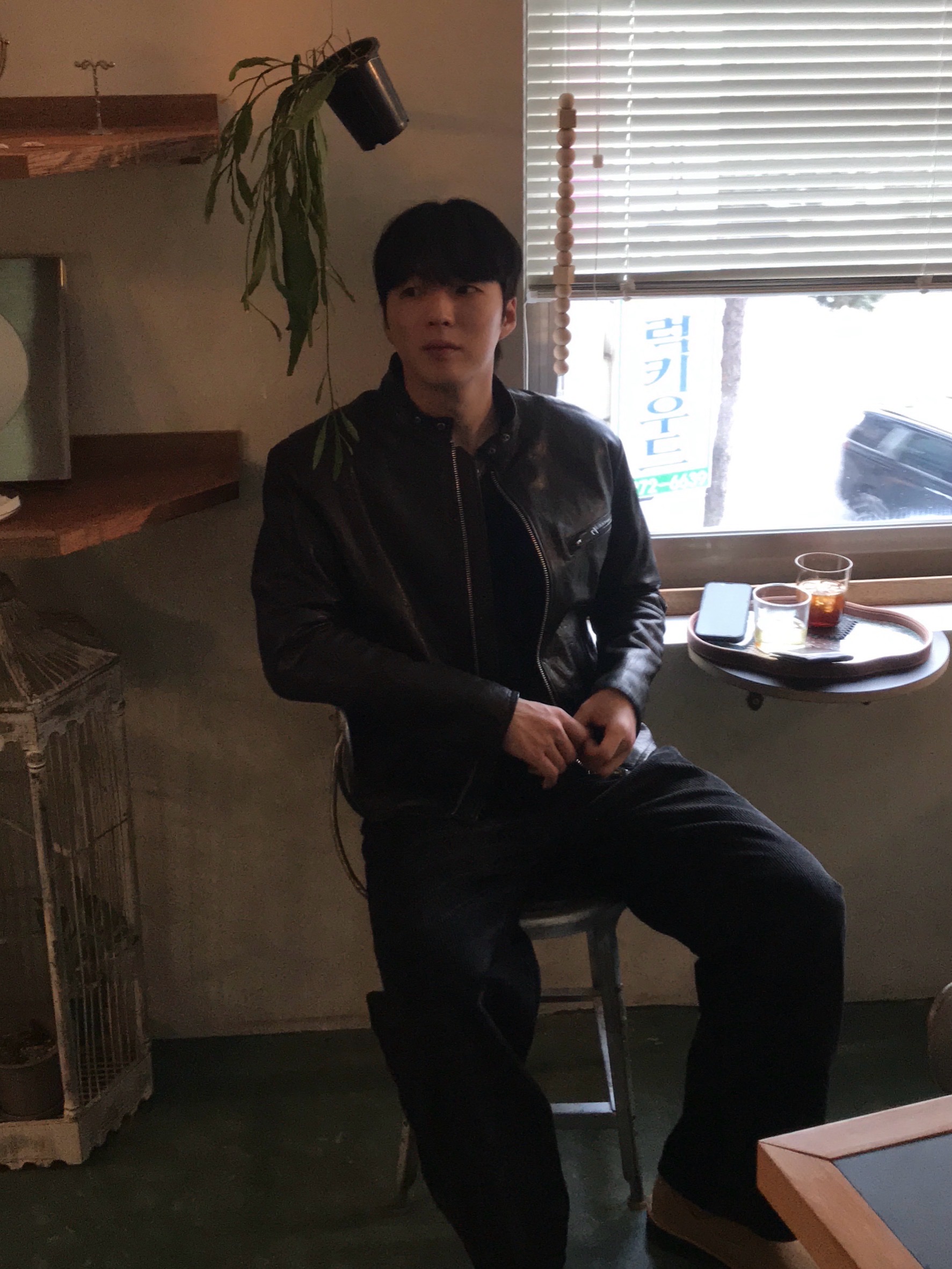 Haleine Metallic Trim V-Neck Knit Black (WT305) 착용 스타일 - 6