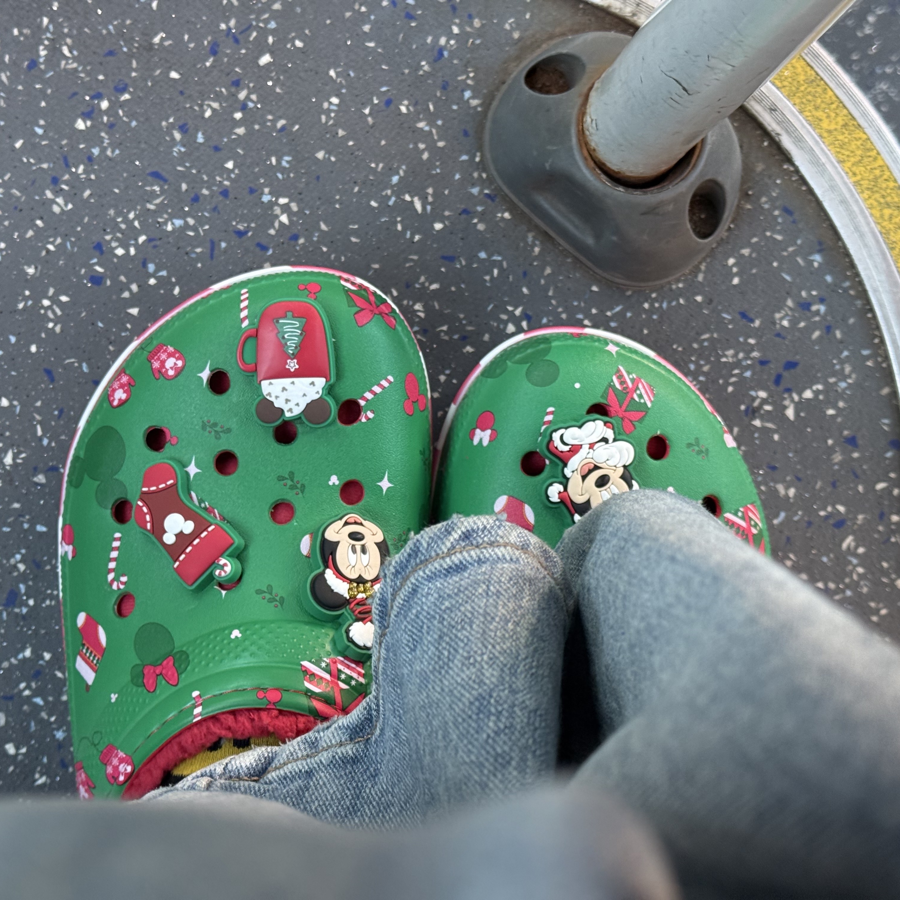 Crocs x Disney Mickey Mouse Classic Lined Clog Multi 착용 스타일 - 3