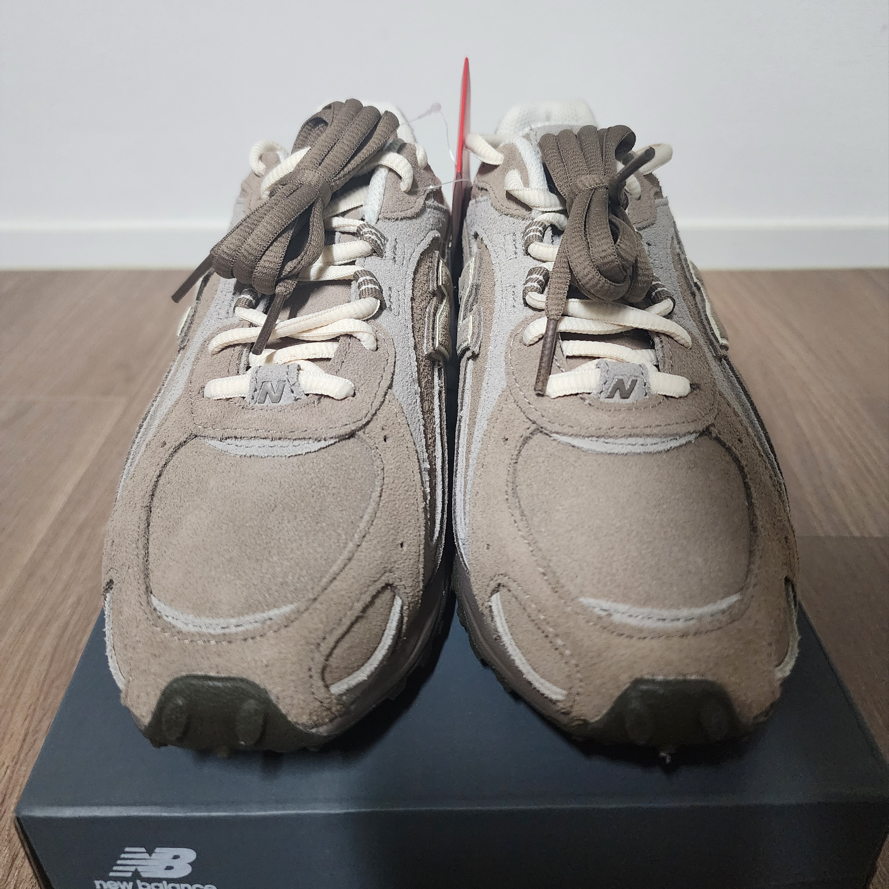 New Balance 204L Suede Mushroom Arid Stone 착용 스타일 - 1
