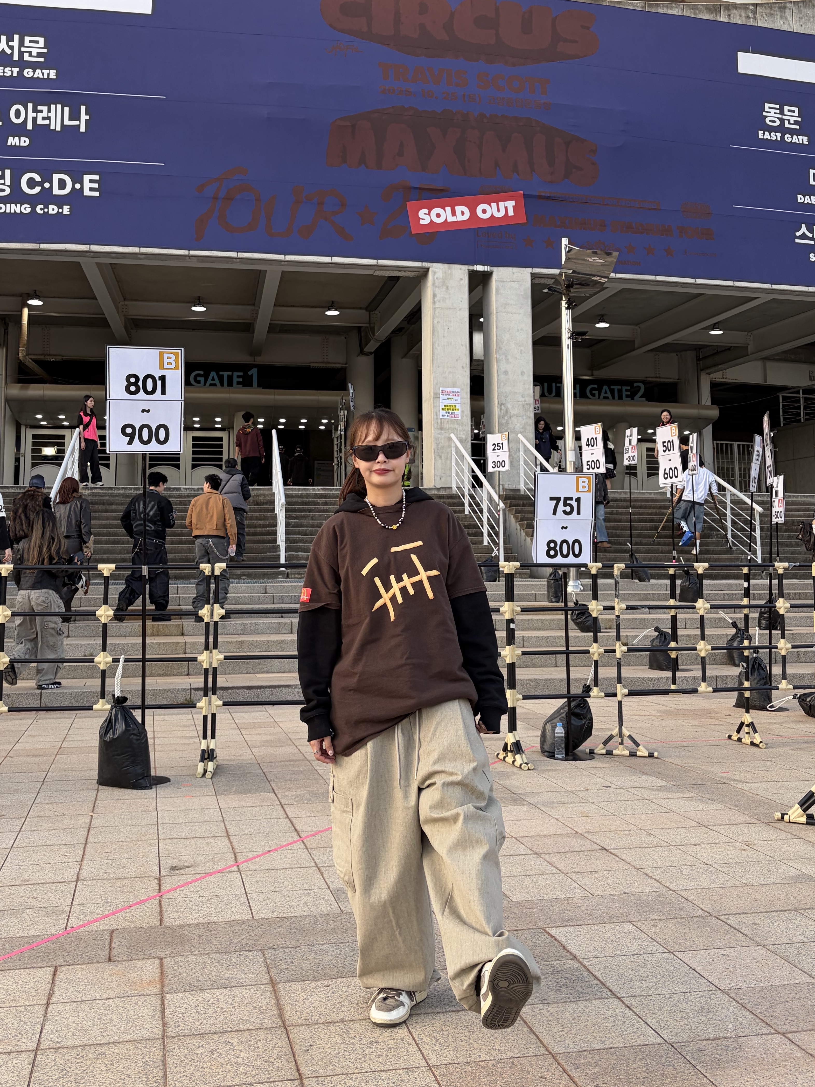 Jordan 1 x Travis Scott Retro Low OG SP Sail and Ridgerock, Takashiba Gimune Safety Overglasses Black 착용 스타일 - 2