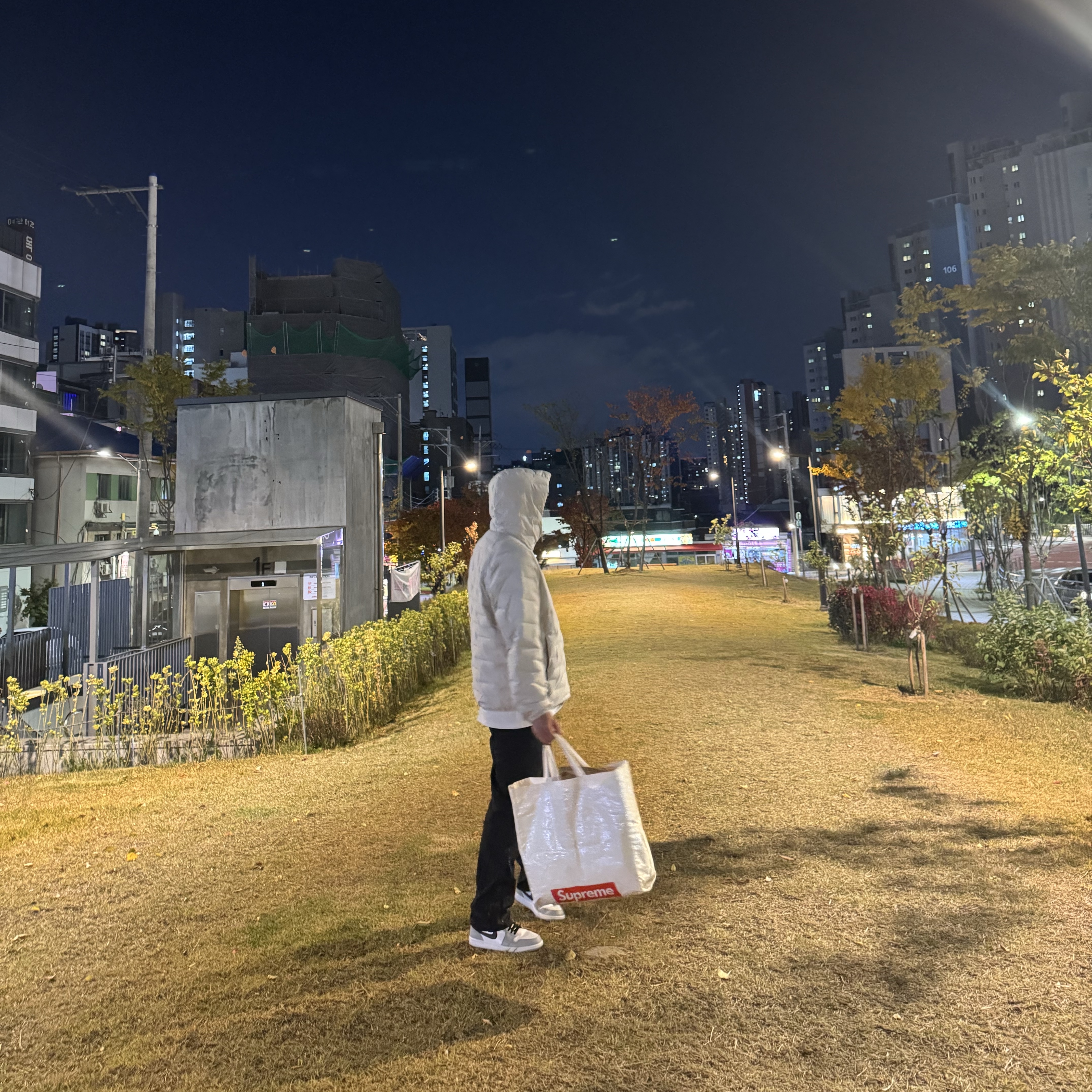 Uniqlo Pufftech Parka Off White - JP, Jordan 1 Mid Light Smoke Grey 착용 스타일 - 6