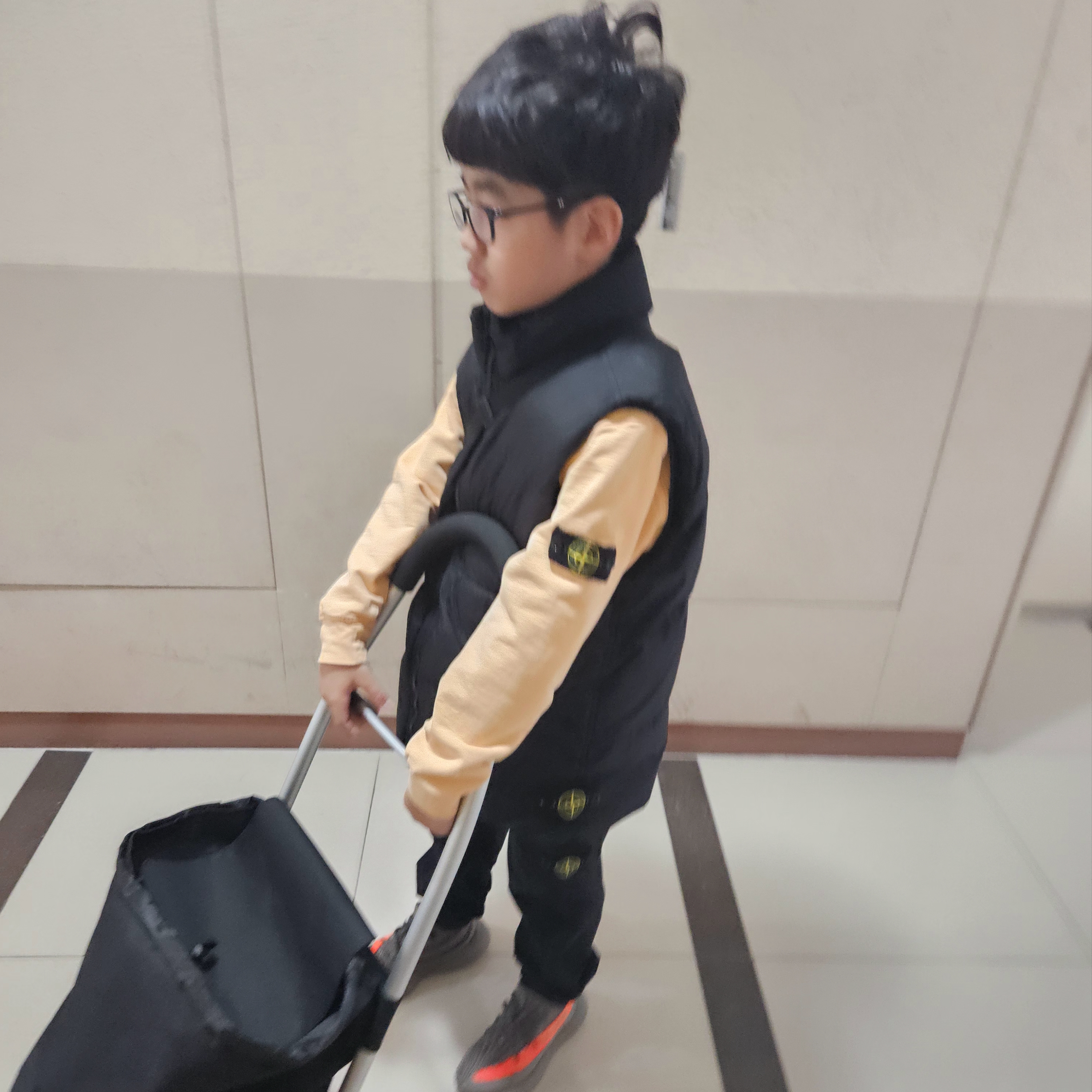 (Kids) Stone Island G0123 Crinkle Reps Recycled Nylon Down Vest Black - 24FW, Adidas Yeezy Boost 350 V2 Beluga - Reflective 착용 스타일 - 2