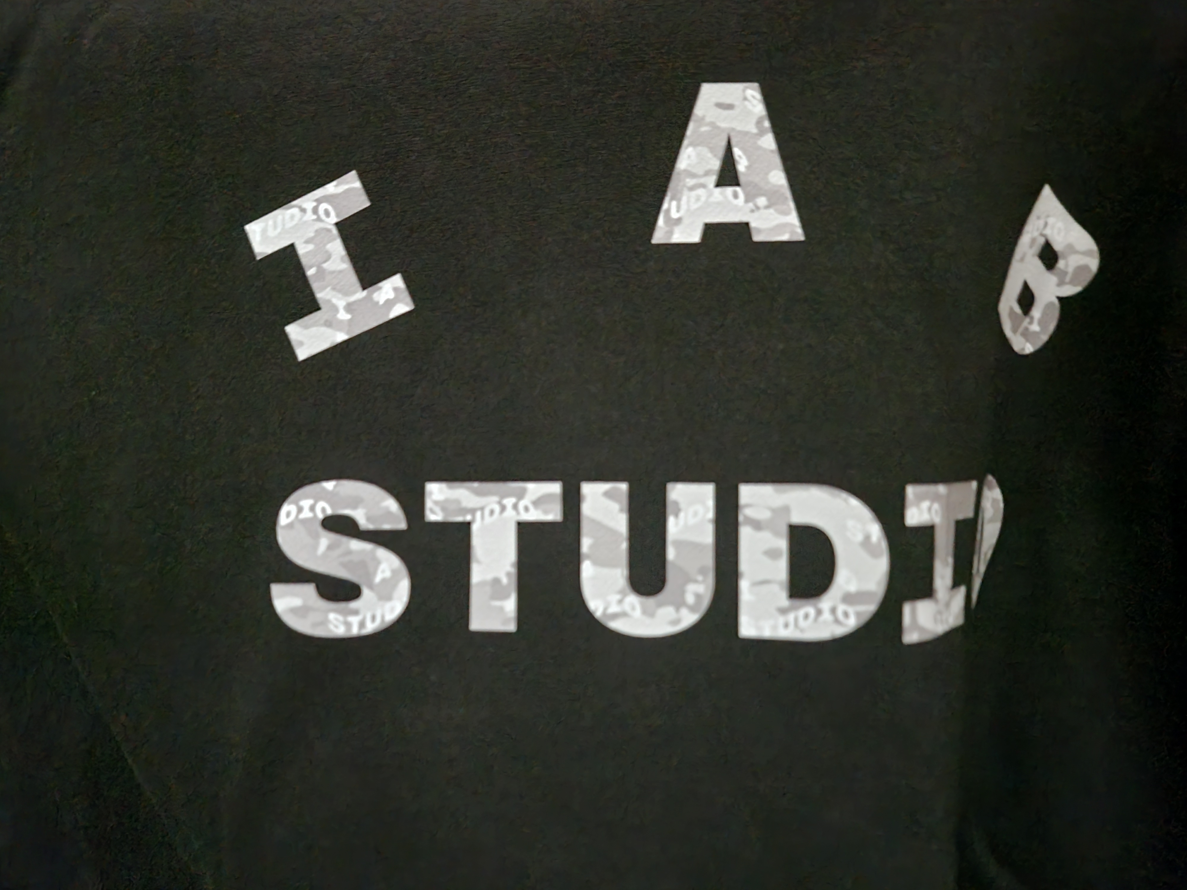 IAB Studio IAB Camo Logo Hoodie Black 착용 스타일