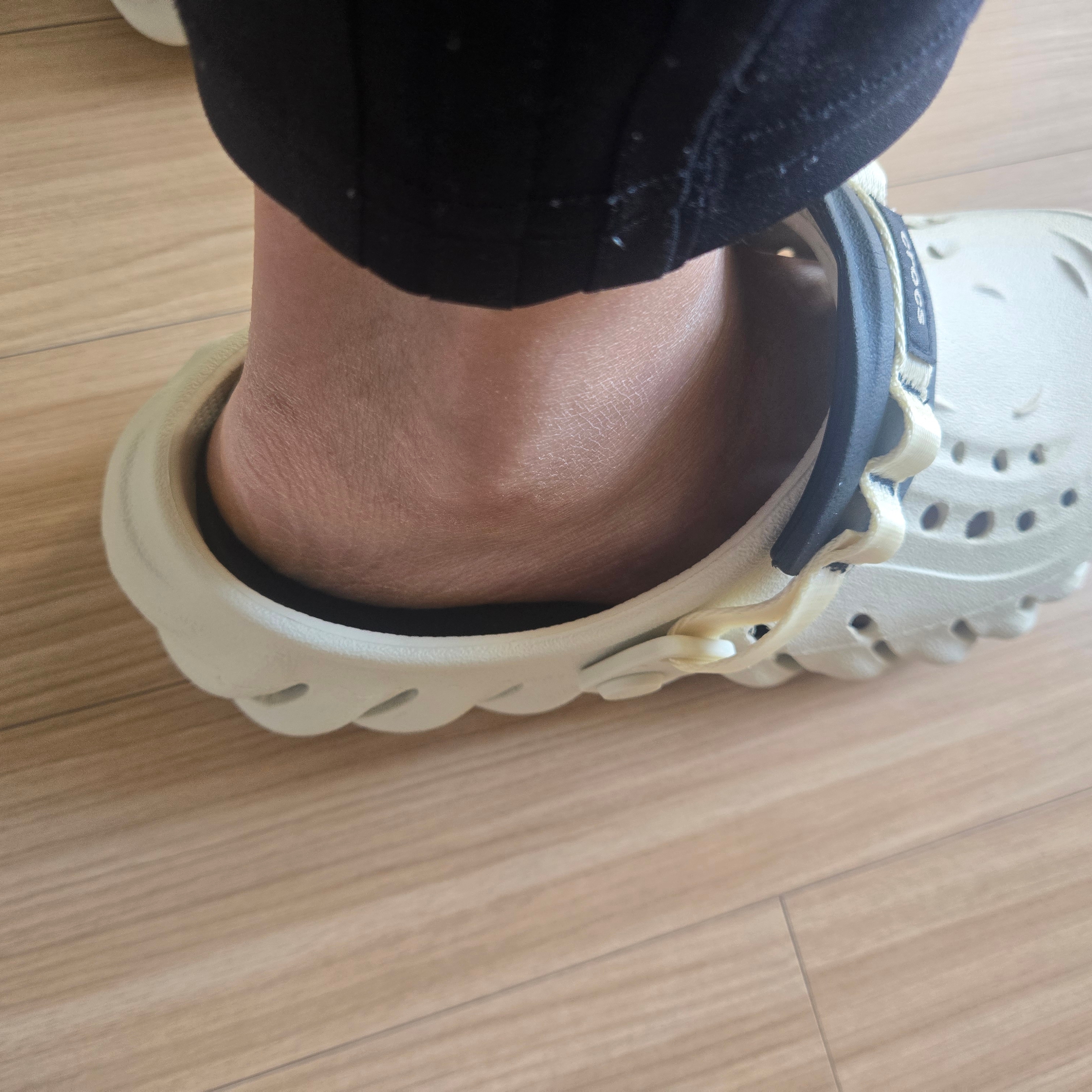 Crocs Echo Clog Bone Black 착용 스타일 - 3